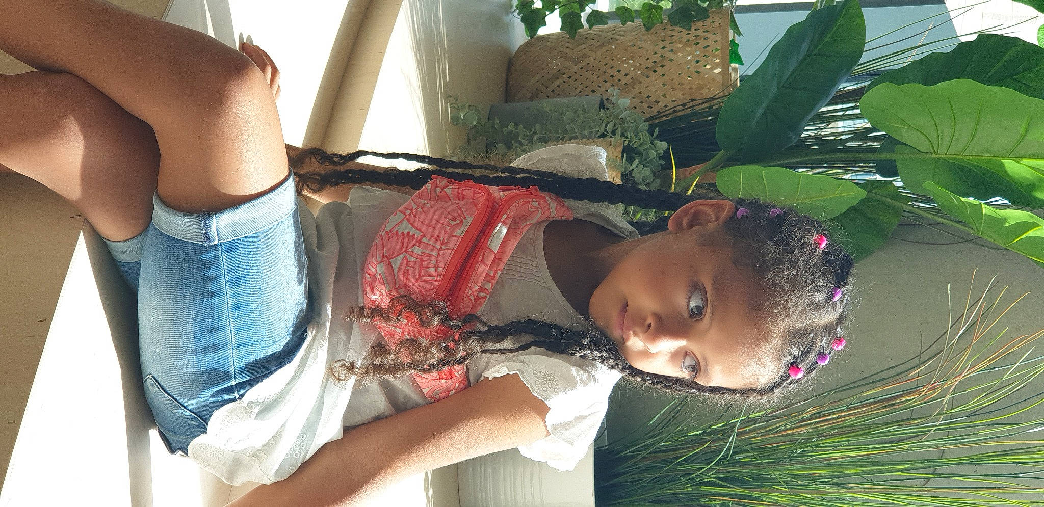 Sabrina a rejoint le concours — aidez-le/la à gagner de superbes lots ! abdomen, arecales, black_hair, child, elbow, fun, grass, happy, human_leg, knee, leisure, person, plant, shorts, t_shirt, terrestrial_plant, thigh, tree, trunk, vacation