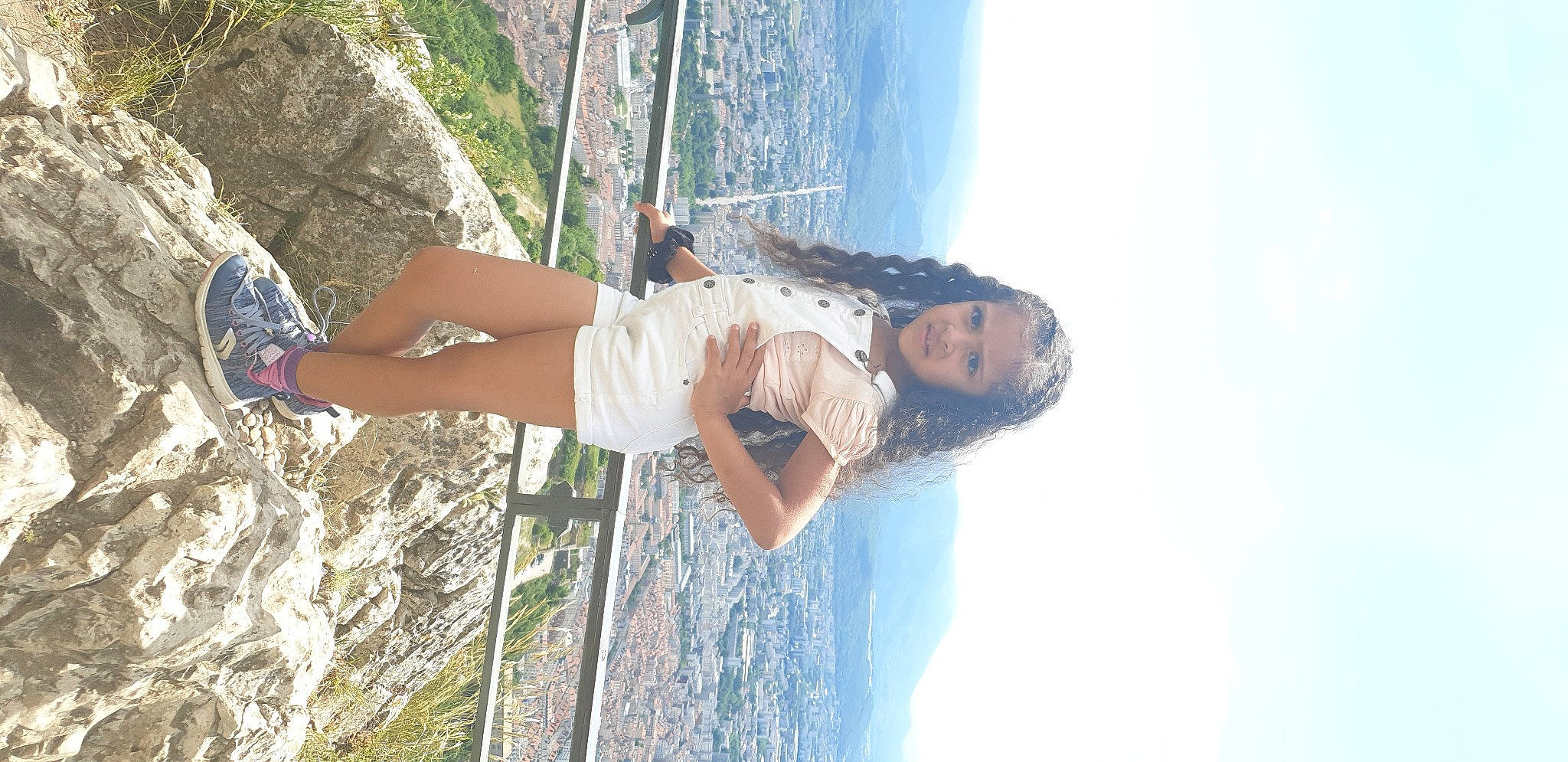 Sabrina participe au concours pour gagner de l'argent avec cette photo : adventure, beauty, elbow, fun, happy, human_leg, landscape, leisure, people_in_nature, person, recreation, rope, shorts, sky, smile, sport_climbing, thigh, tree, vacation, water