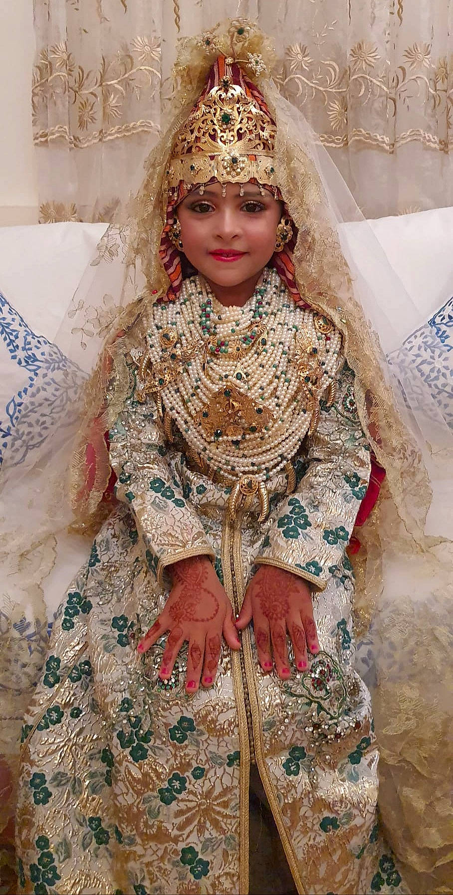 Sabrina a rejoint le concours — aidez-le/la à gagner de superbes lots ! bridal_accessory, child, clothing, dress, embellishment, eye, face, fashion_design, formal_wear, happy, head, headpiece, headwear, joy, makeover, outerwear, pattern, peach, person, skin