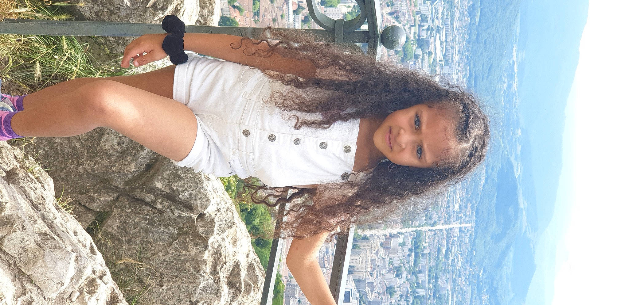 Sabrina a rejoint le concours — aidez-le/la à gagner de superbes lots ! black_hair, blue, elbow, eyewear, fun, happy, human_leg, leisure, long_hair, person, sky, summer, textile, thigh, tree, trunk, waist, water, white, wood