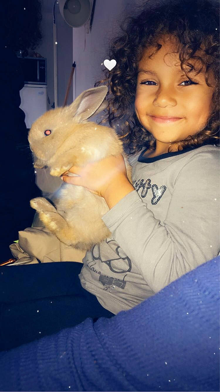 Safyah a rejoint le concours — aidez-le/la à gagner de superbes lots ! blue, cheek, child, eye, face, fawn, flash_photography, gesture, hair, happy, head, iris, joy, nose, organ, person, skin, smile, stuffed_toy, toddler