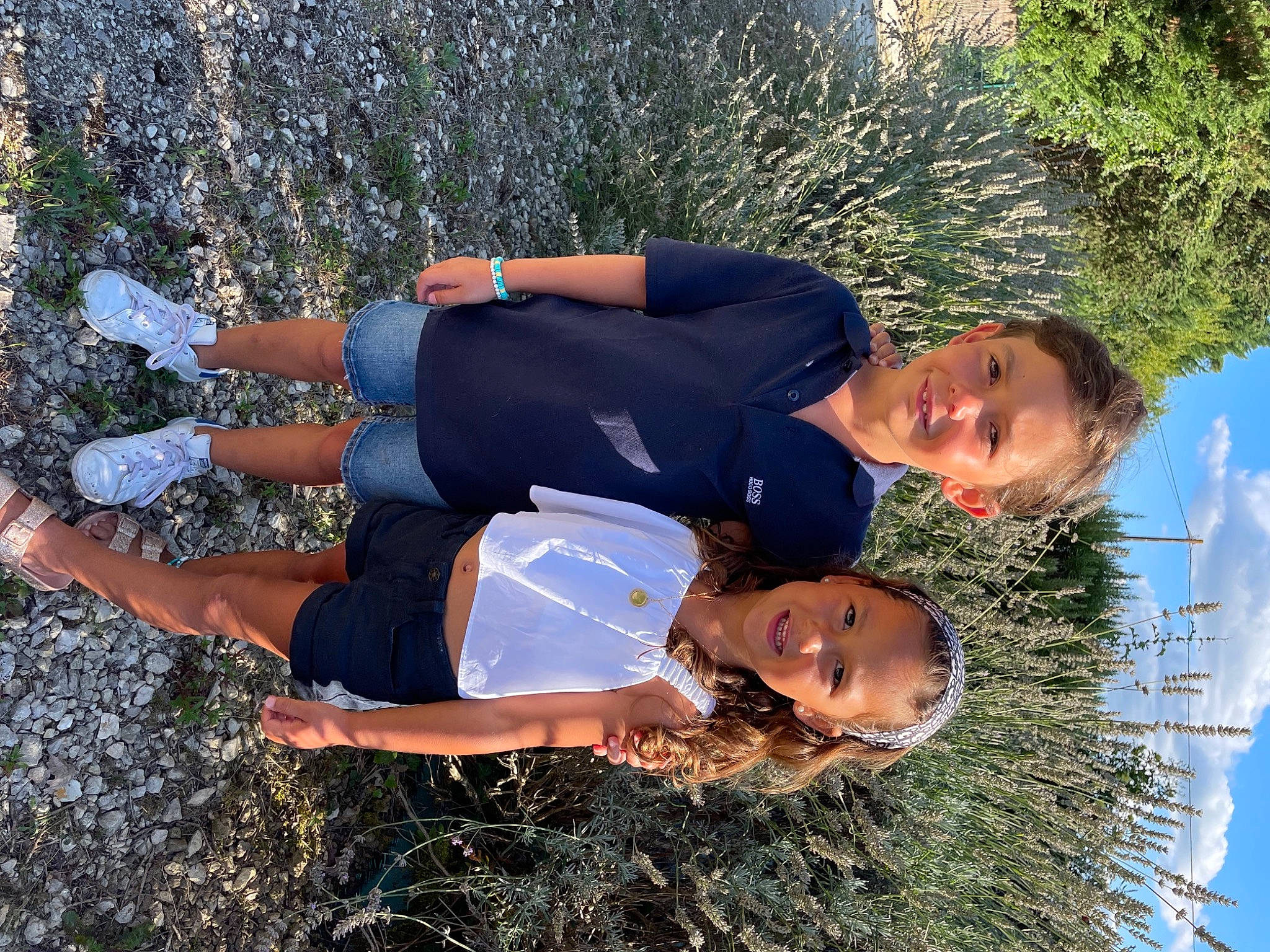 Maé participe au concours pour gagner de l'argent avec cette photo : electric_blue, fun, gesture, grass, happy, head, human_leg, joy, landscape, leg, leisure, people_in_nature, person, plant, recreation, shorts, sky, soil, thigh, tree