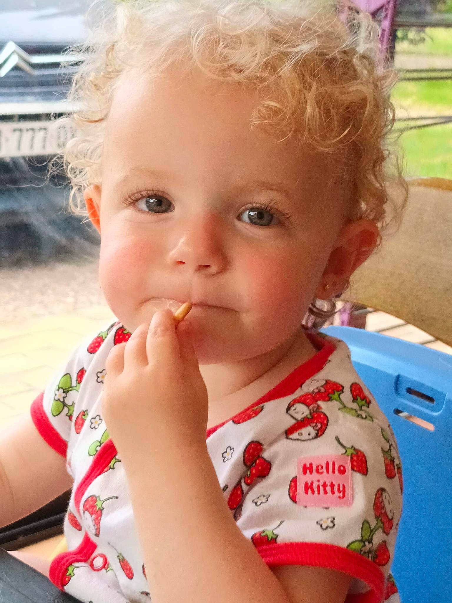 Maëly participe au concours pour gagner de l'argent avec cette photo : baby, baby_toddler_clothing, cheek, child, chin, eyelash, facial_expression, fun, gesture, grass, hairstyle, happy, iris, lip, mouth, nose, person, skin, smile, summer