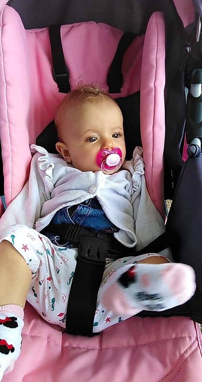 Maëly a rejoint le concours — aidez-le/la à gagner de superbes lots ! baby, baby_carriage, baby_in_car_seat, baby_toddler_clothing, beauty, cheek, child, comfort, facial_expression, finger, happy, human, iris, lip, mouth, person, pink, product, skin, sleeve