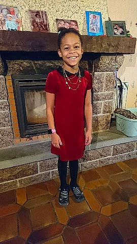 Lea a rejoint le concours — aidez-le/la à gagner de superbes lots ! arm, child, child_model, footwear, joint, joy, leg, neck, person, shoe, shoulder, smile, snapshot, standing, toddler