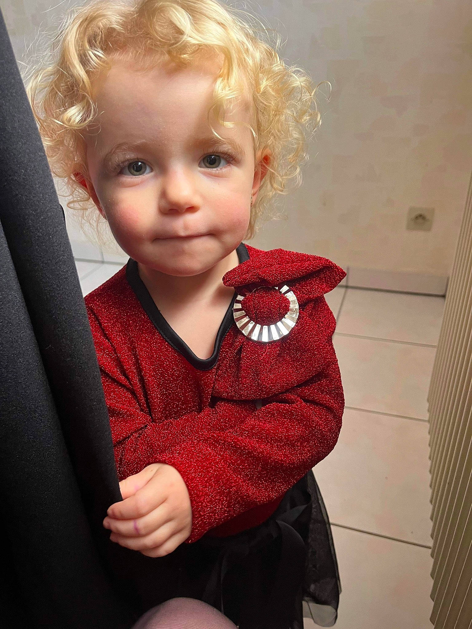 Maely a rejoint le concours — aidez-le/la à gagner de superbes lots ! baby_toddler_clothing, cheek, child, chin, eye, eyebrow, face, facial_expression, gesture, hair, hairstyle, head, iris, lip, nose, person, skin, sleeve, standing, toddler