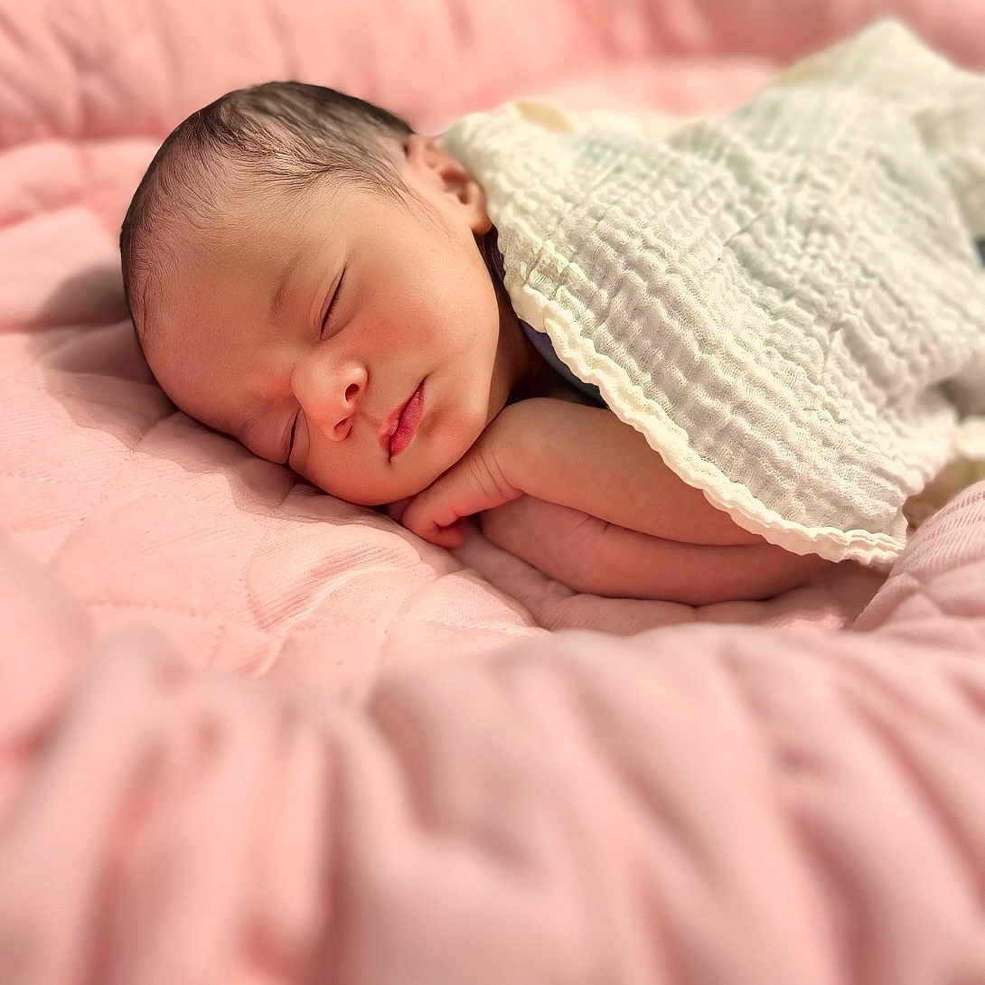 Zoé a rejoint le concours — aidez-le/la à gagner de superbes lots ! baby, bed, bedroom, blanket, face, furniture, head, indoors, newborn, person, photography, portrait, quilt, room, sleeping