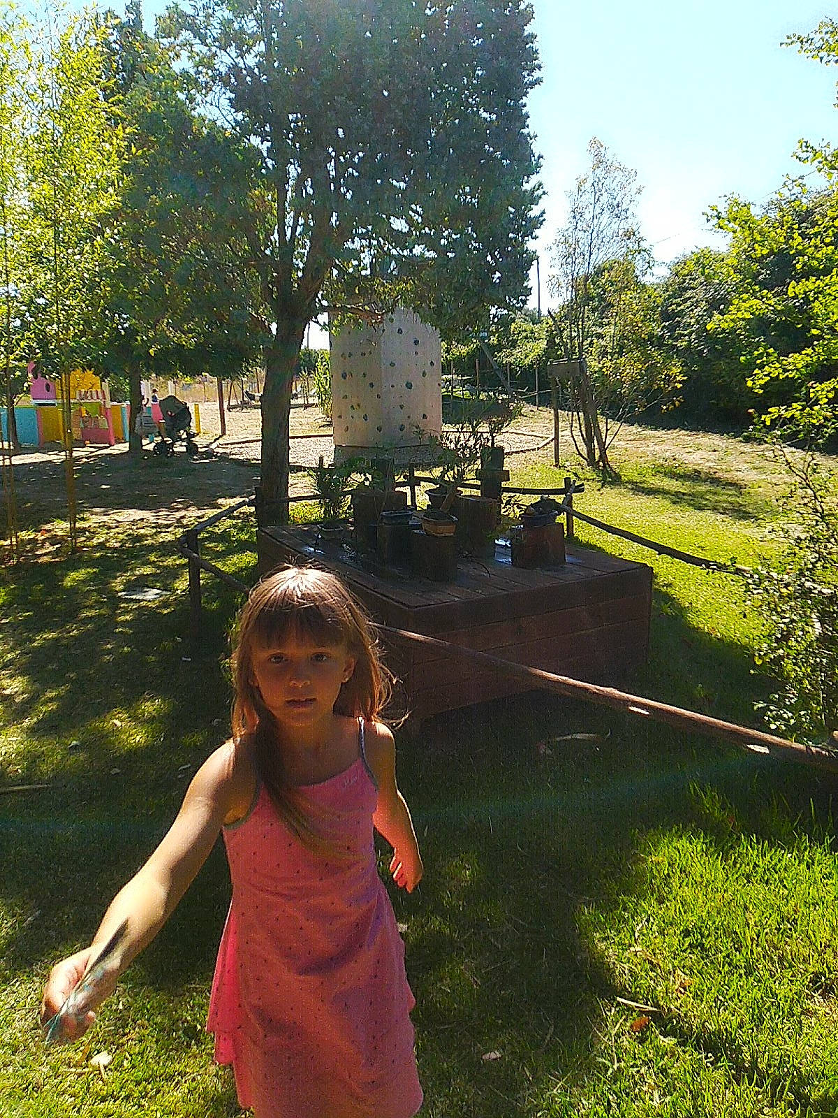 Ambre a rejoint le concours — aidez-le/la à gagner de superbes lots ! botany, child, fun, garden, grass, green, lawn, leaf, leisure, meadow, park, person, photography, plant, recreation, spring, summer, sunlight, toddler, tree