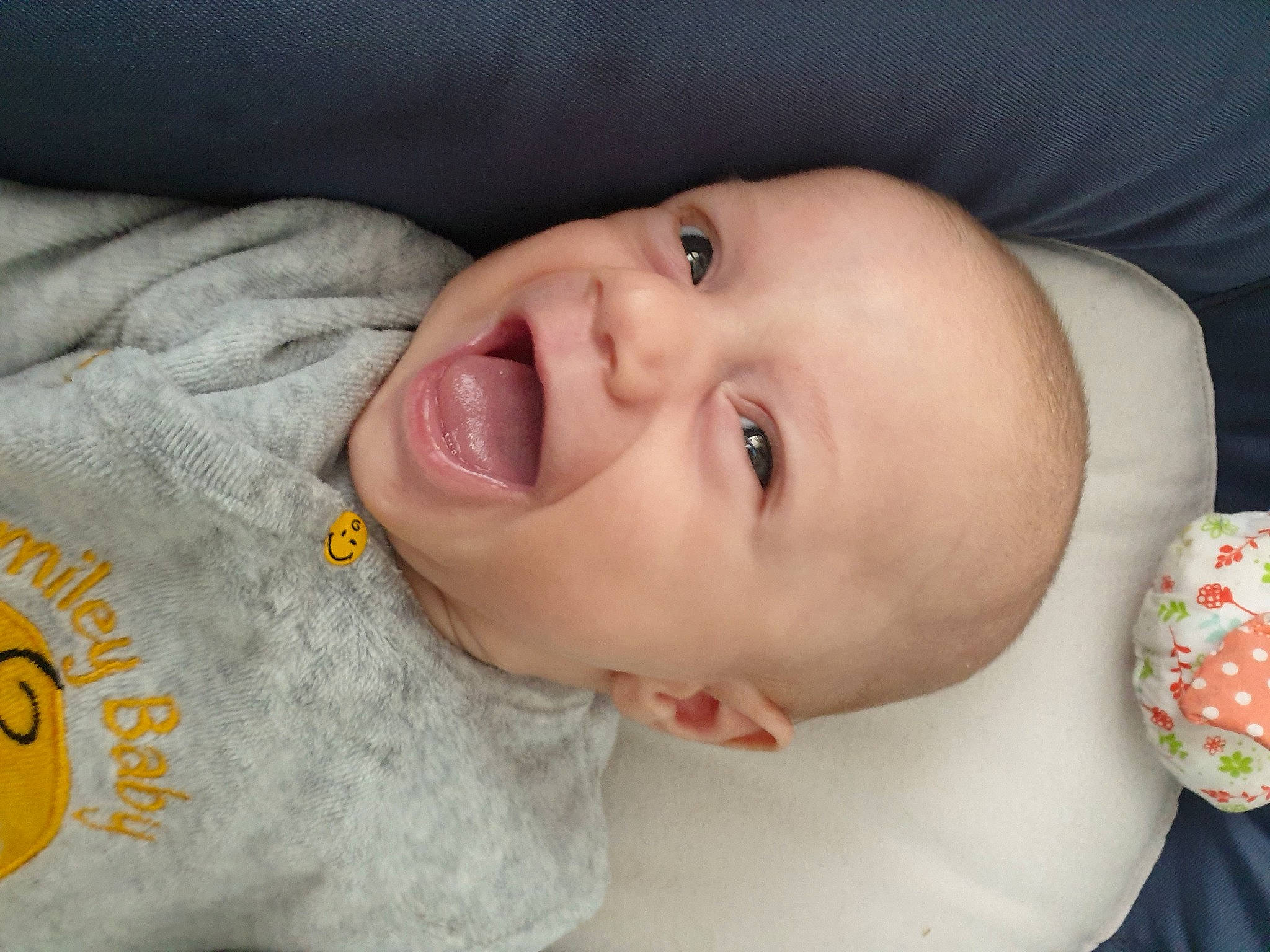 Rafael participe au concours pour gagner de l'argent avec cette photo : baby, baby_making_funny_faces, cheek, child, chin, close_up, ear, eye, face, facial_expression, forehead, head, iris, lip, mouth, neck, nose, person, skin, smile