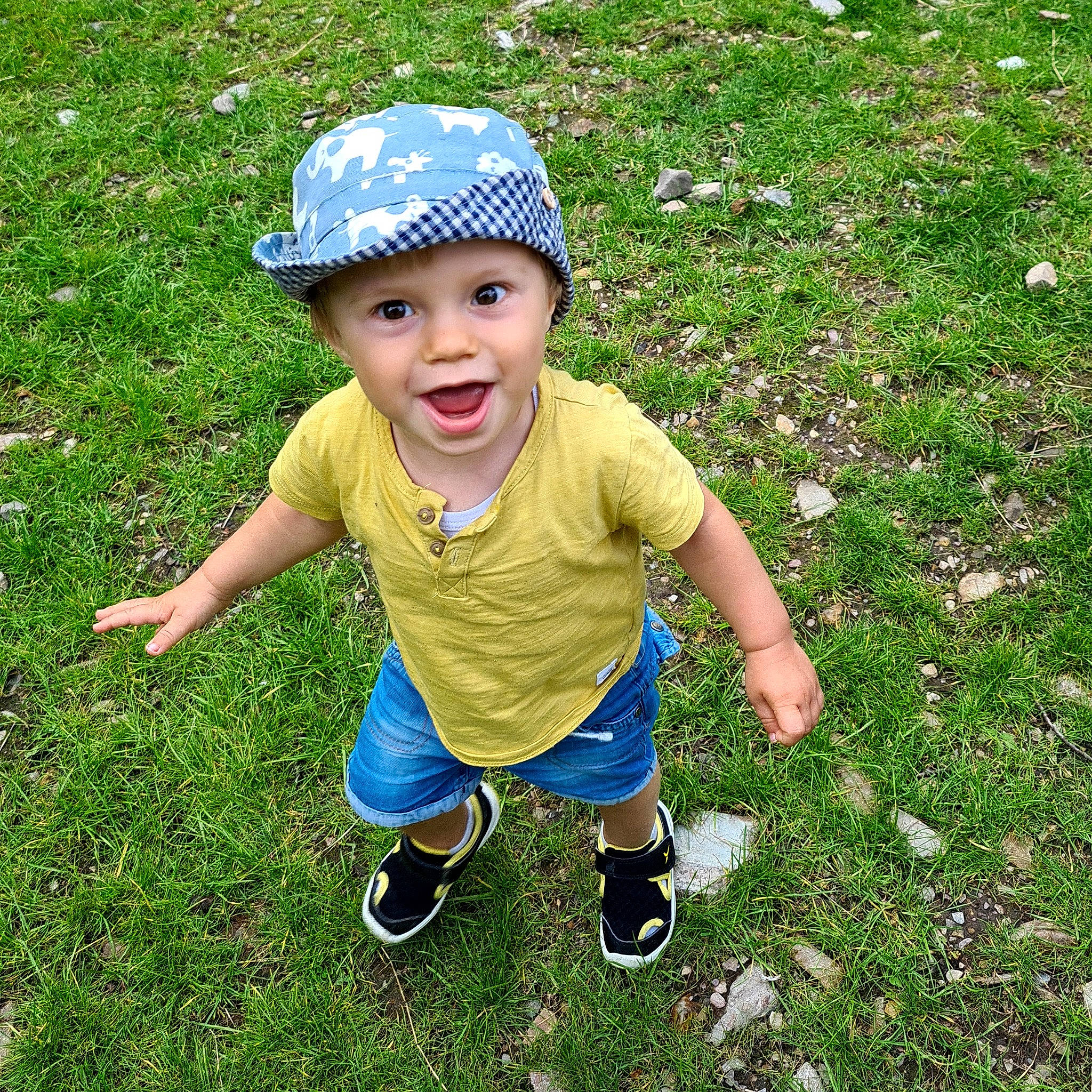 Rafael participe au concours pour gagner de l'argent avec cette photo : baby_toddler_clothing, cap, clothing, cool, grass, grass_family, grassland, groundcover, happy, headgear, headwear, landscape, lawn, leisure, meadow, pattern, people_in_nature, person, plant, sleeve