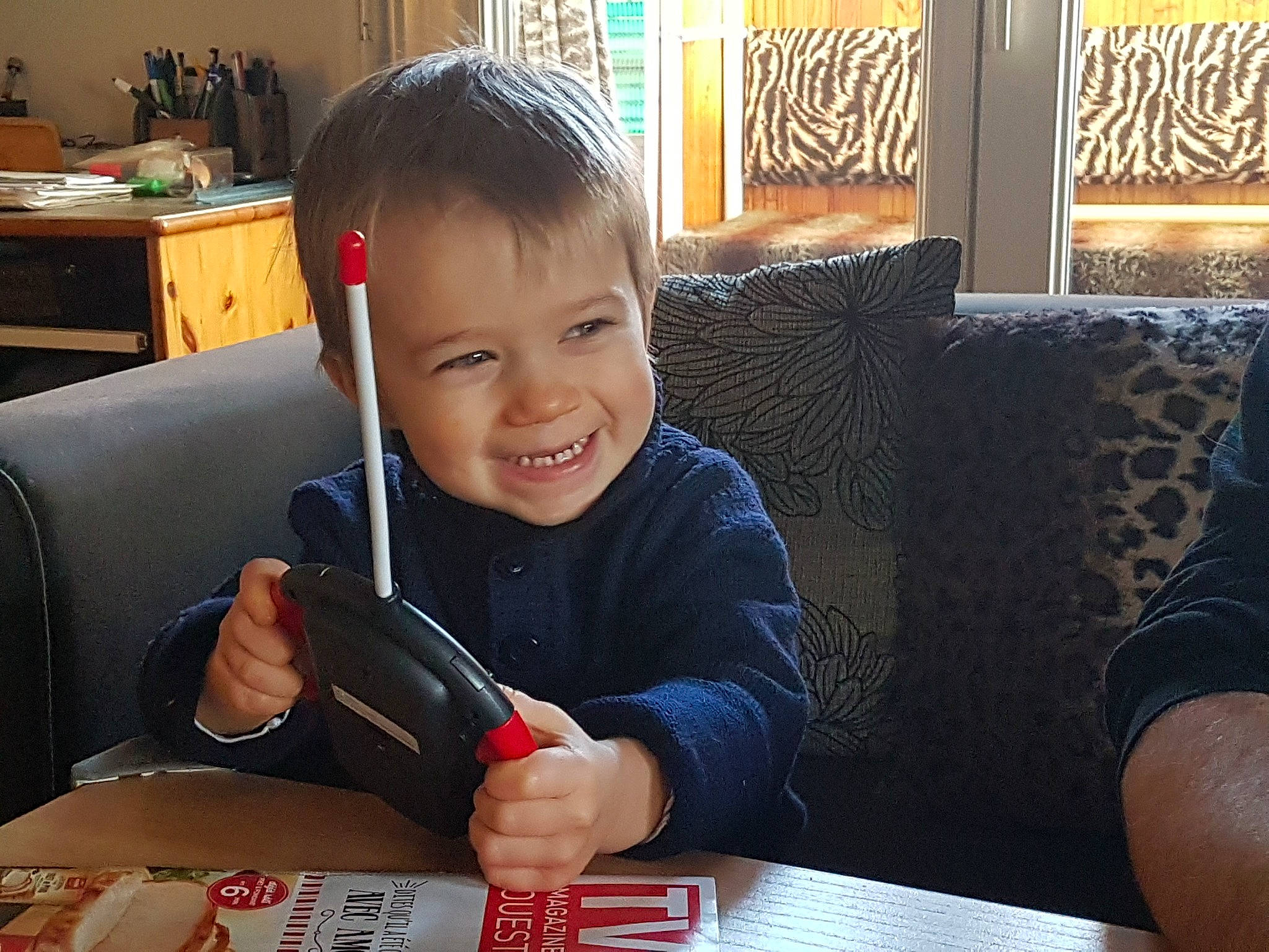 Mylan participe au concours pour gagner de l'argent avec cette photo : child, electronic_device, finger, joy, material_property, person