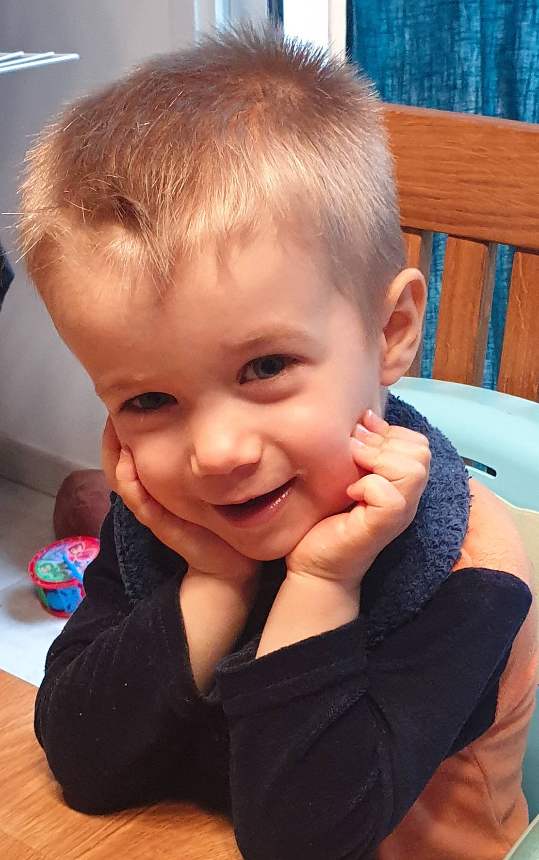 Mylan participe au concours pour gagner de l'argent avec cette photo : arm, blond, cheek, child, chin, ear, eyebrow, face, facial_expression, finger, forehead, hair, hairstyle, head, lip, neck, nose, person, skin, smile