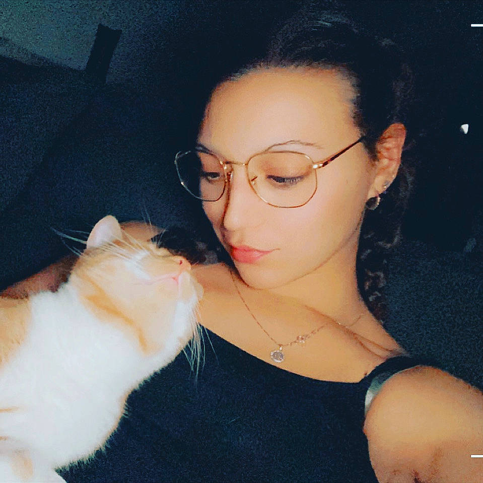 Otto participe au concours pour gagner de l'argent avec cette photo : arm, carnivore, cat, companion_dog, ear, eyebrow, eyelash, eyewear, fawn, felidae, finger, flash_photography, gesture, glasses, happy, long_hair, nail, small_to_medium_sized_cats, vision_care, whiskers