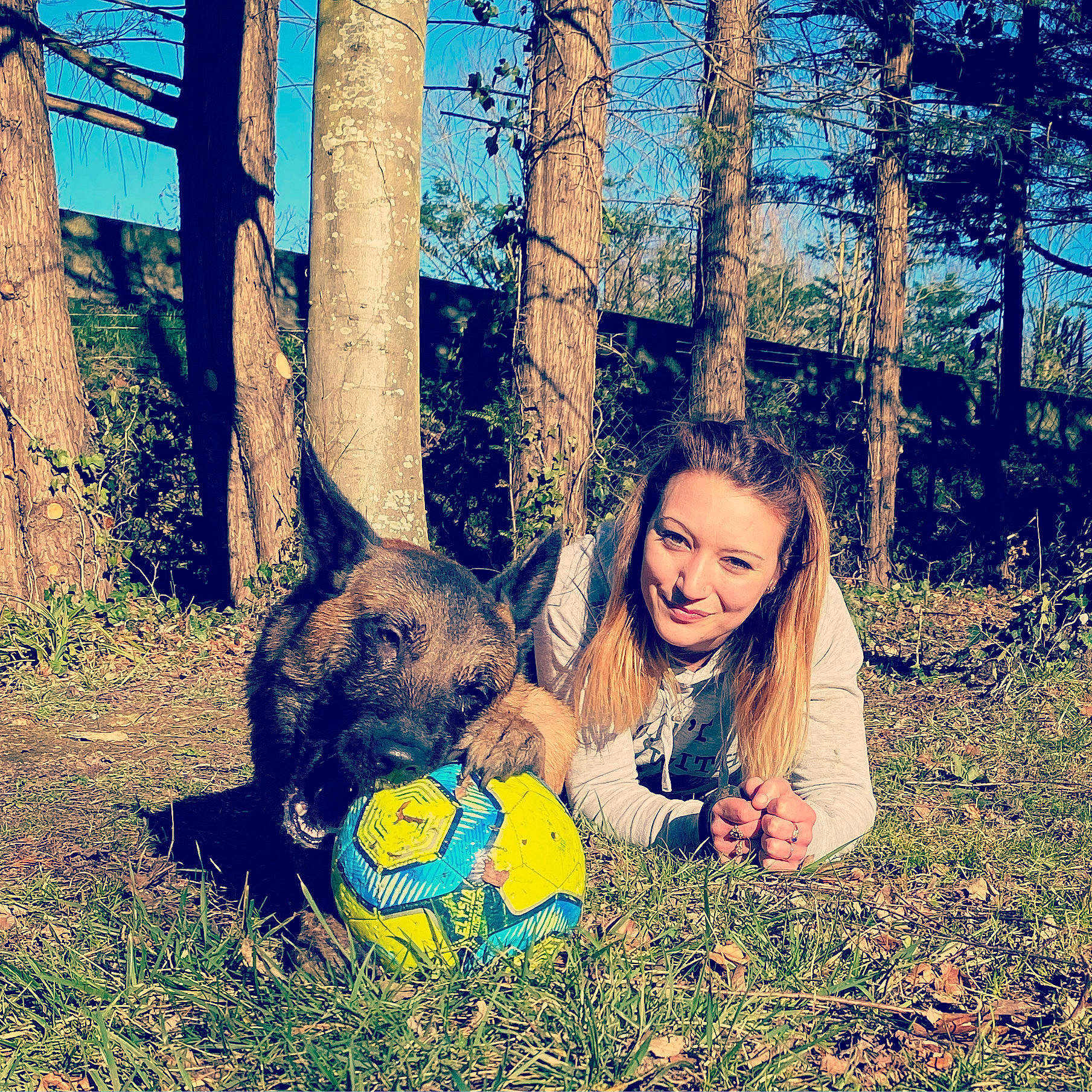 Aïko a rejoint le concours — aidez-le/la à gagner de superbes lots ! adaptation, branch, deciduous, fawn, forest, friendship, fun, grass, happy, leisure, natural_landscape, people_in_nature, plant, playing_with_kids, smile, sunlight, tints_and_shades, tree, trunk, wood