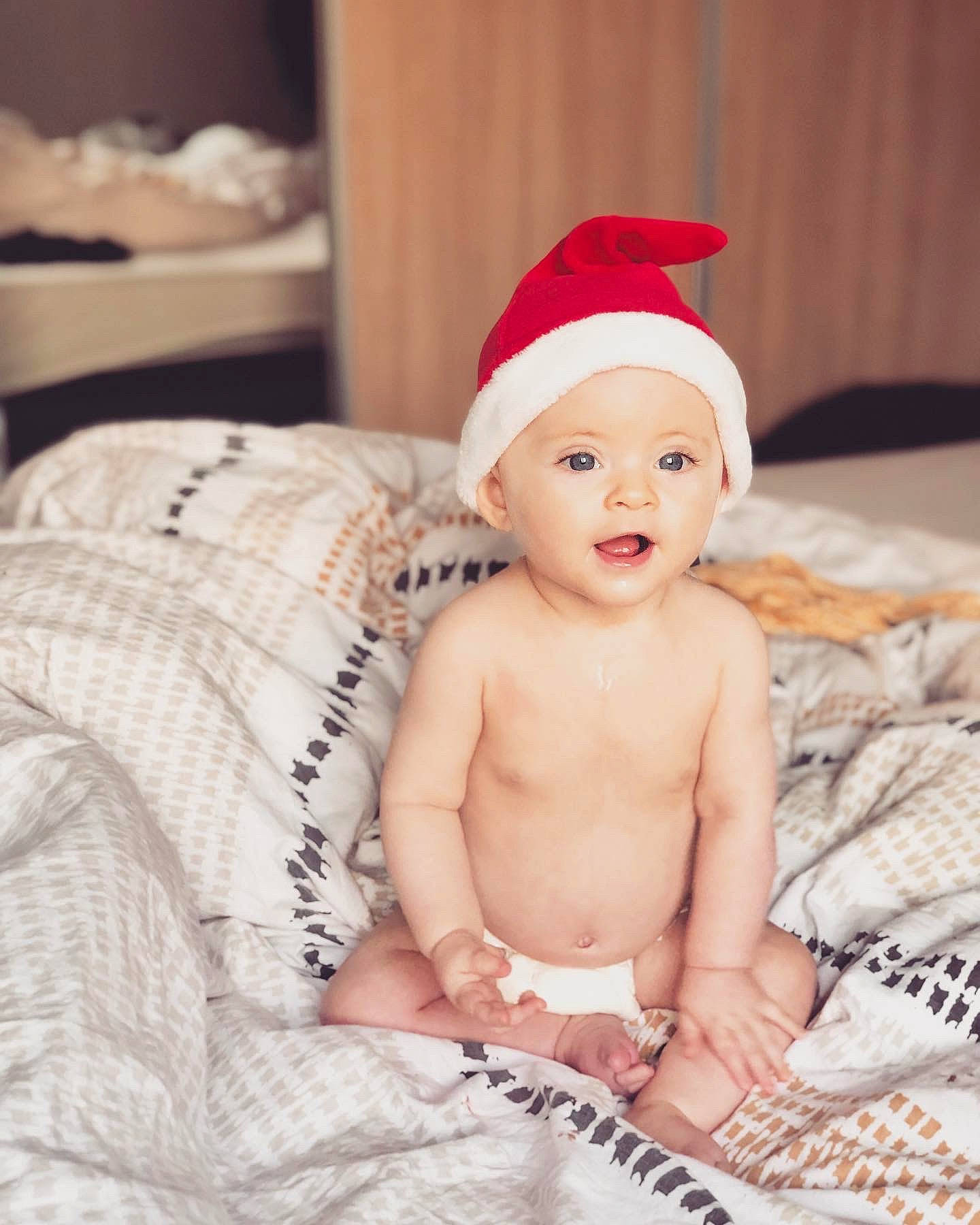 Zoé a rejoint le concours — aidez-le/la à gagner de superbes lots ! abdomen, arm, baby, baby_sleeping, baby_toddler_clothing, cap, carmine, child, event, fictional_character, fur, happy, hat, head, headgear, headwear, holiday, pattern, person, sitting