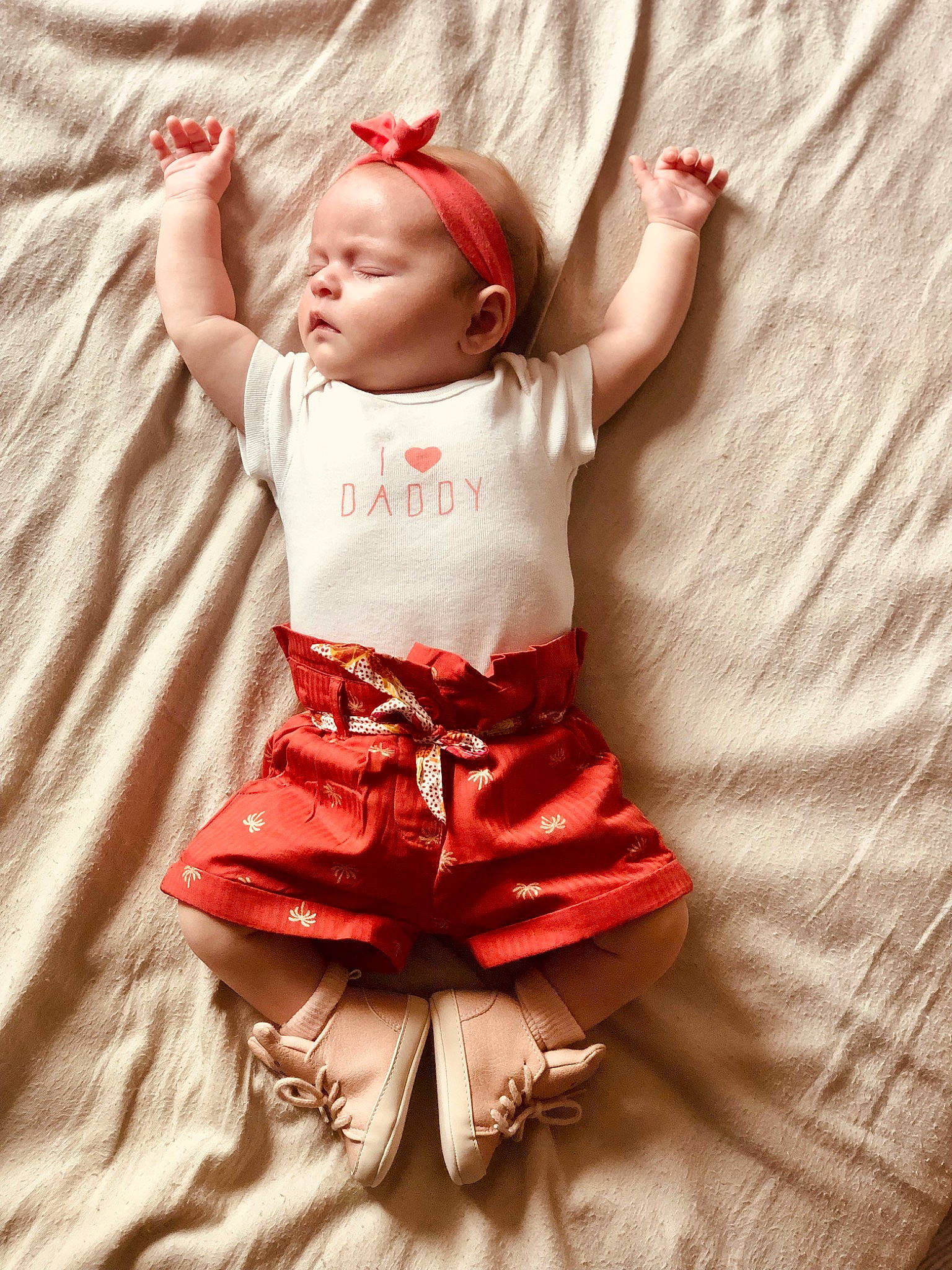 Zoé participe au concours pour gagner de l'argent avec cette photo : baby, baby_toddler_clothing, child, comfort, dress, event, happy, human_leg, linens, magenta, pattern, peach, person, pink, red, ruffle, sleeve, t_shirt, textile, thigh