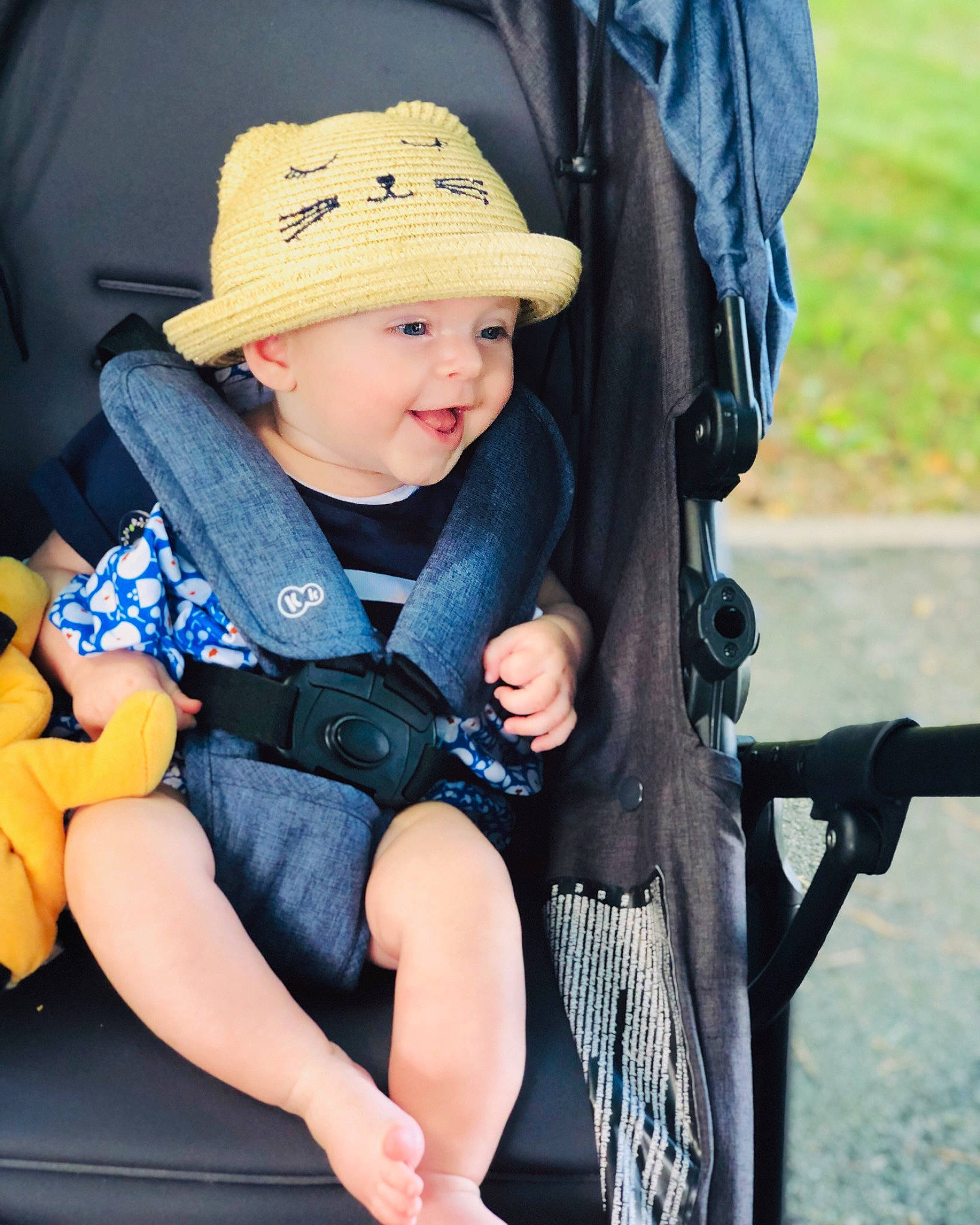 Zoé a rejoint le concours — aidez-le/la à gagner de superbes lots ! baby, baby_carriage, baby_toddler_clothing, black, cap, child, electric_blue, facial_expression, fun, happy, hat, headwear, people, person, photograph, product, skin, smile, snapshot, street_fashion