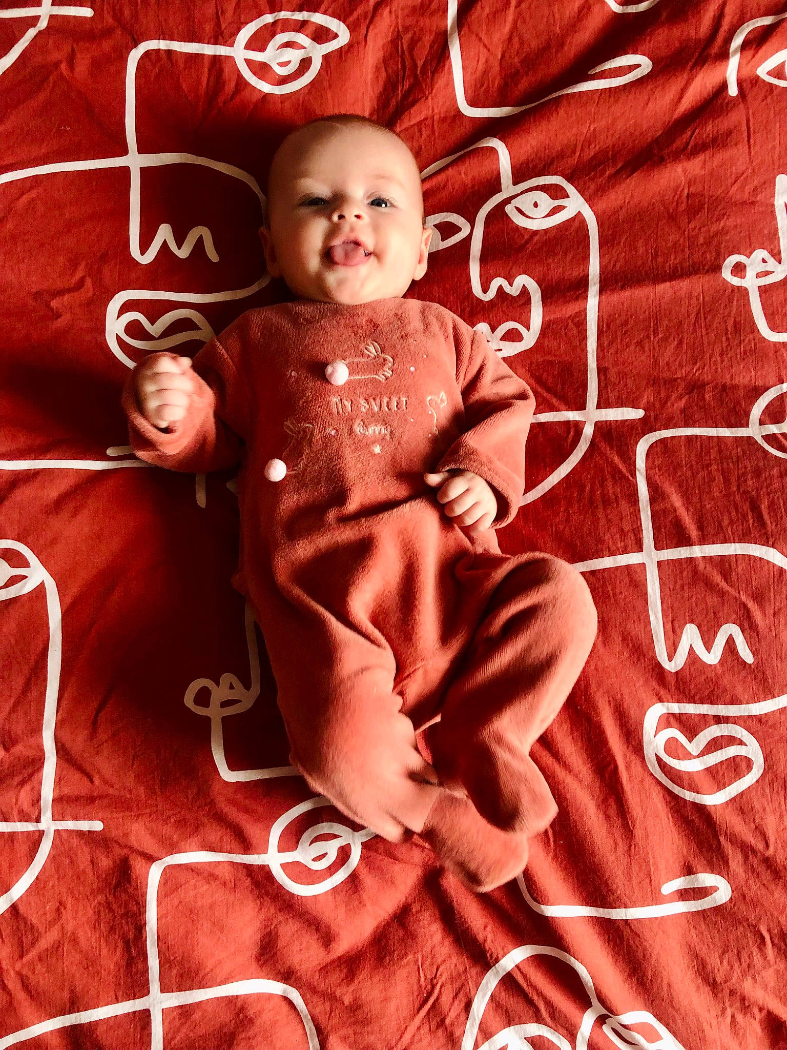 Zoé participe au concours pour gagner de l'argent avec cette photo : baby, baby_toddler_clothing, child, christmas_eve, facial_expression, fictional_character, font, happy, human, human_body, illustration, magenta, pattern, peach, person, pink, red, sitting, sleeve, smile