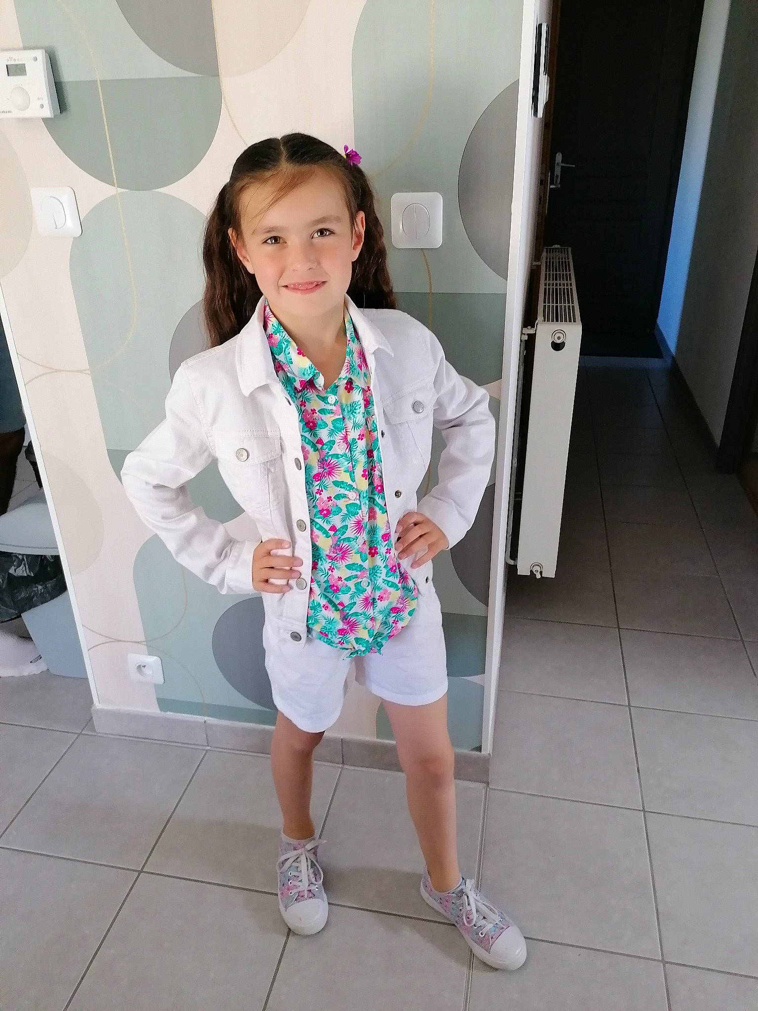 Louna participe au concours pour gagner de l'argent avec cette photo : bag, child, fashion, fashion_design, fun, happy, human_leg, joint, joy, knee, magenta, neck, pattern, person, sandal, shorts, sleeve, standing, t_shirt, thigh