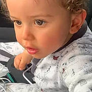 Badis a rejoint le concours — aidez-le/la à gagner de superbes lots ! toddler, child, curly_hair, pajamas, cables, car_seat, indoor, cute, exploring, person, face, young_child, clothing, seat, closeup, infant, baby, curious, hands, transport