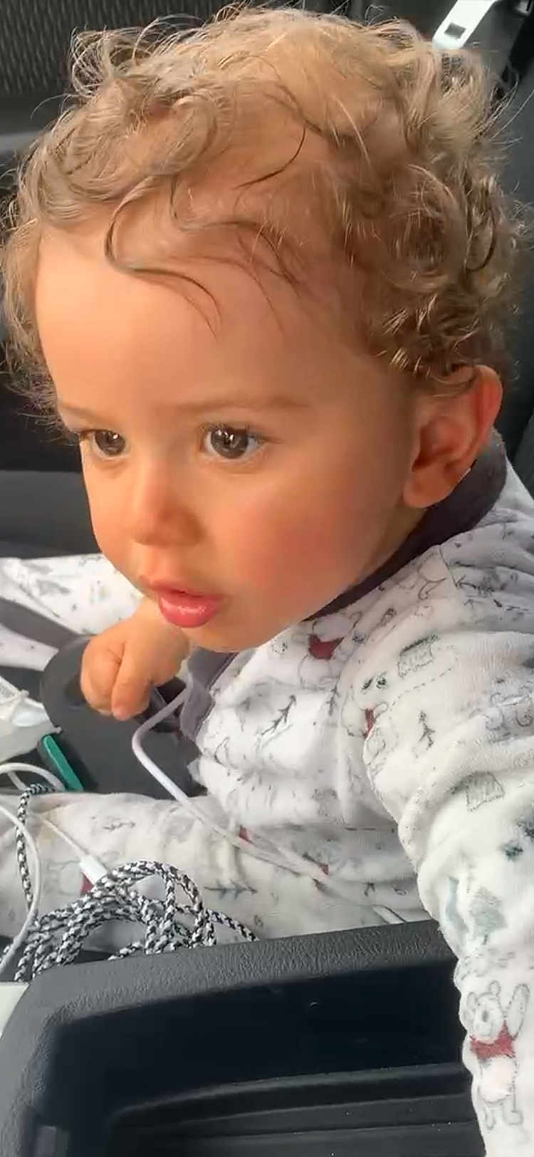 Badis a rejoint le concours — aidez-le/la à gagner de superbes lots ! toddler, child, curly_hair, pajamas, cables, car_seat, indoor, cute, exploring, person, face, young_child, clothing, seat, closeup, infant, baby, curious, hands, transport