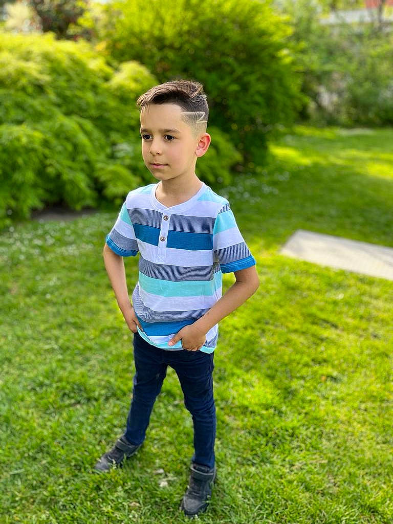 Isaia participe au concours pour gagner de l'argent avec cette photo : botany, fun, grass, grass_family, grassland, hair, happy, jeans, leaf, leisure, meadow, people_in_nature, person, plant, recreation, shorts, sleeve, t_shirt, tree, woody_plant