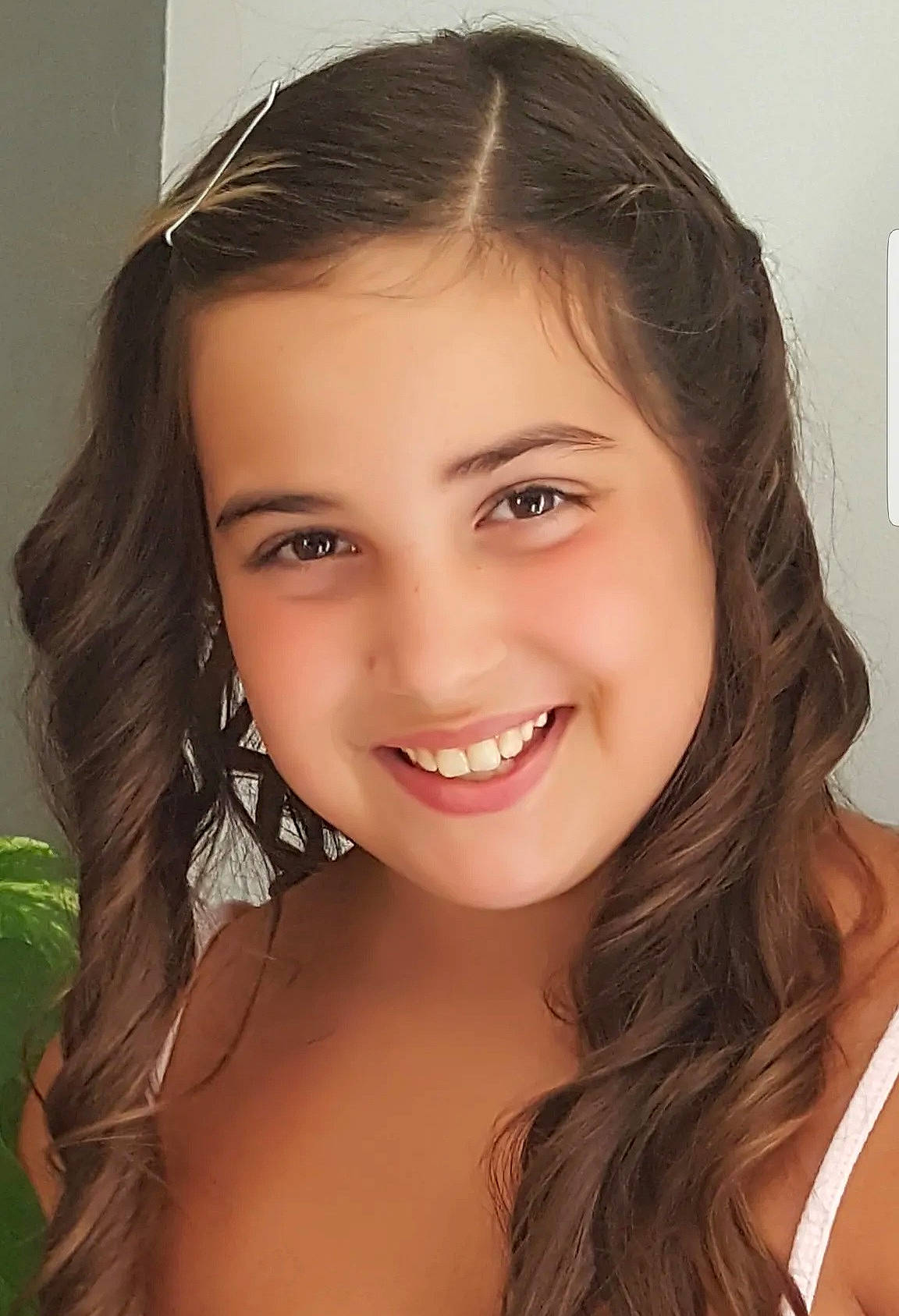 Maylis participe au concours pour gagner de l'argent avec cette photo : cheek, chin, eye, eyebrow, eyelash, face, flash_photography, forehead, happy, iris, jaw, joy, lip, makeover, mouth, muscle, neck, nose, person, shoulder