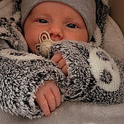 Timaé participe au concours pour gagner de l'argent avec cette photo : baby, infant, pacifier, hat, blanket, cozy, warm, fur_texture, hand, face, wrapped, cute, sleepy, soft, child, newborn, clothing, indoor, portrait, closeup