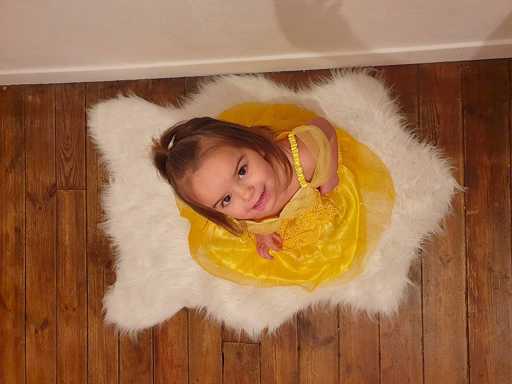 Elise a rejoint le concours — aidez-le/la à gagner de superbes lots ! baby, baby_toddler_clothing, cheek, comfort, eye, face, fawn, flooring, fun, fur, hair, happy, hardwood, head, iris, joy, nose, person, smile, toddler