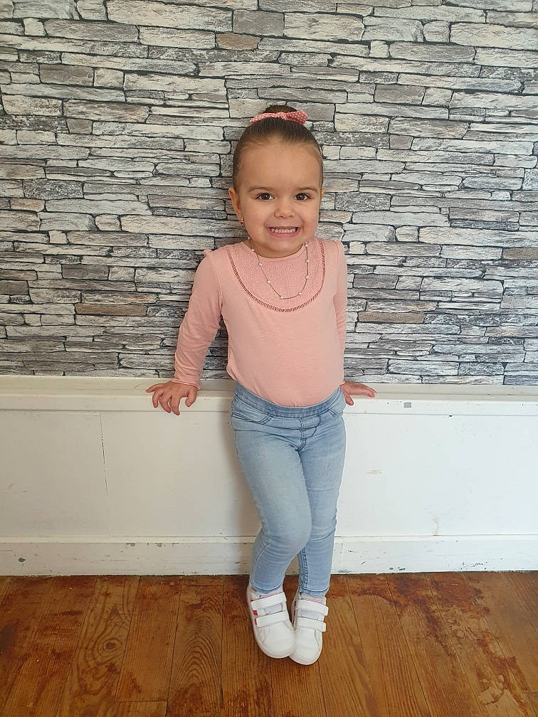 Elise a rejoint le concours — aidez-le/la à gagner de superbes lots ! denim, face, floor, flooring, hair, happy, human_body, jeans, joy, knee, leg, neck, person, skin, sleeve, smile, standing, t_shirt, thigh, trunk