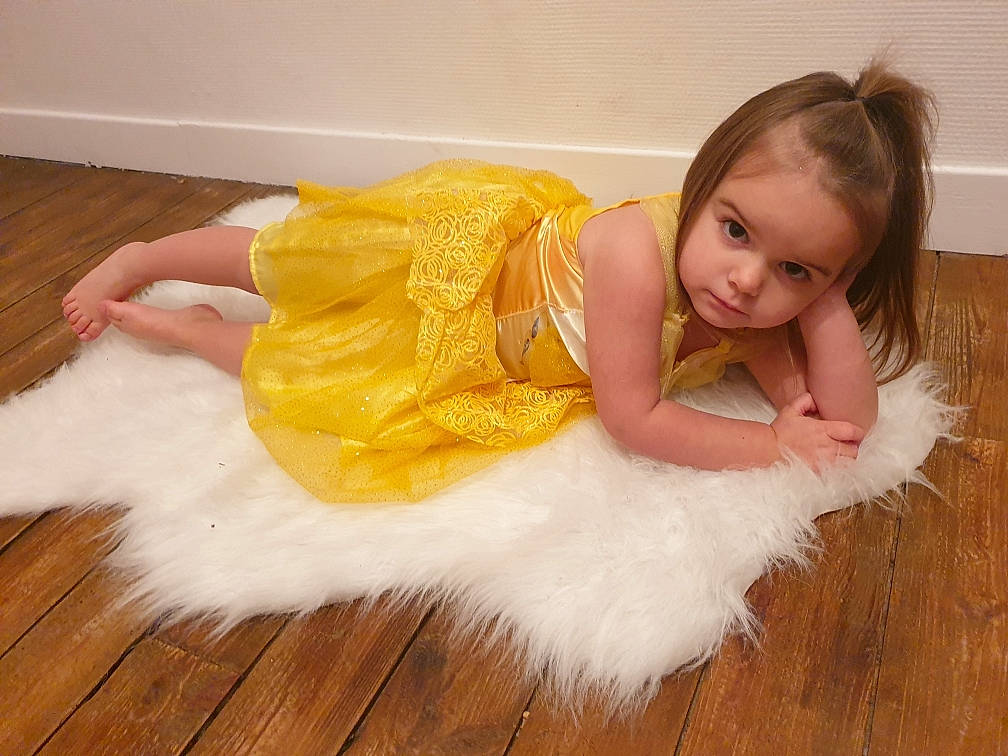 Elise participe au concours pour gagner de l'argent avec cette photo : baby, baby_toddler_clothing, ballet_tutu, child, dress, embellishment, event, floor, flooring, fun, happy, hardwood, headpiece, person, pink, sitting, skin, smile, textile, toddler