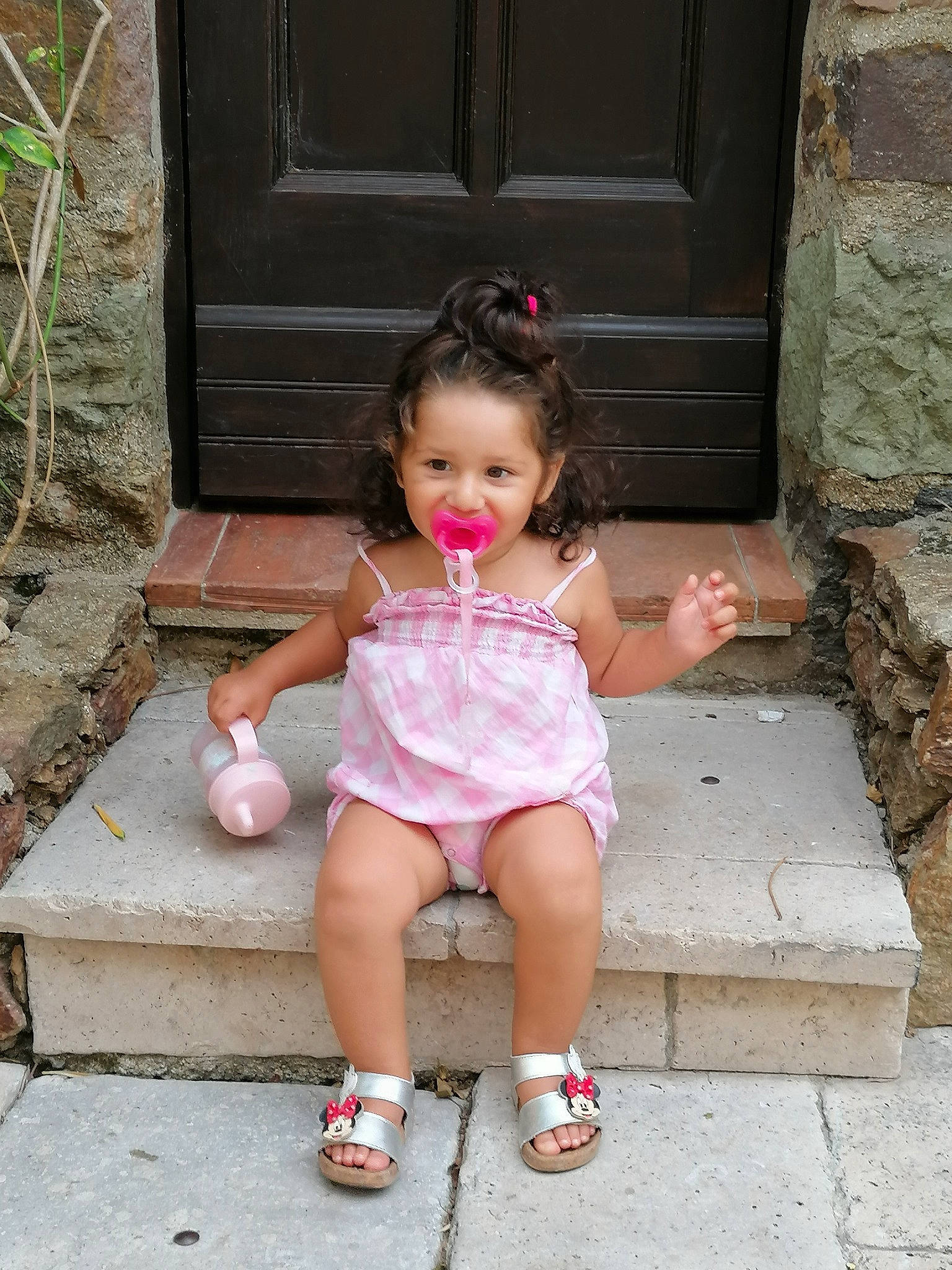 Alya participe au concours pour gagner de l'argent avec cette photo : child, leg, person, pink, sitting, skin, smile, toddler, vacation