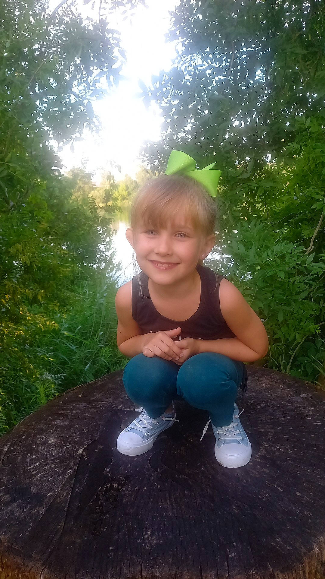 Leyana participe au concours pour gagner de l'argent avec cette photo : baby_toddler_clothing, electric_blue, flash_photography, fun, grass, happy, human_leg, joy, knee, leg, leisure, lens_flare, people_in_nature, person, plant, shoe, sitting, smile, sunlight, thigh