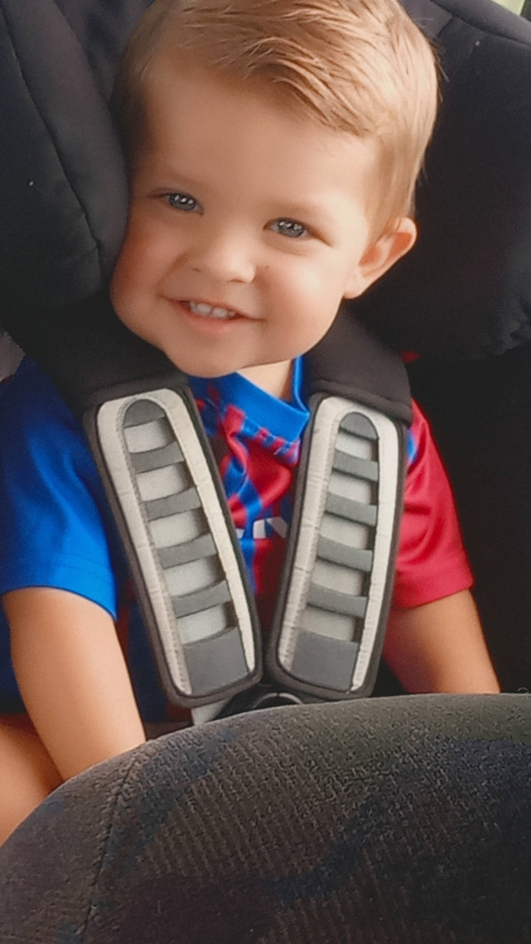 Ethan participe au concours pour gagner de l'argent avec cette photo : baby, baby_products, baby_toddler_clothing, blond, car_seat, child, electric_blue, eye, eyebrow, fashion_accessory, finger, formal_wear, happy, joy, neck, person, seat_belt, skin, sleeve, smile