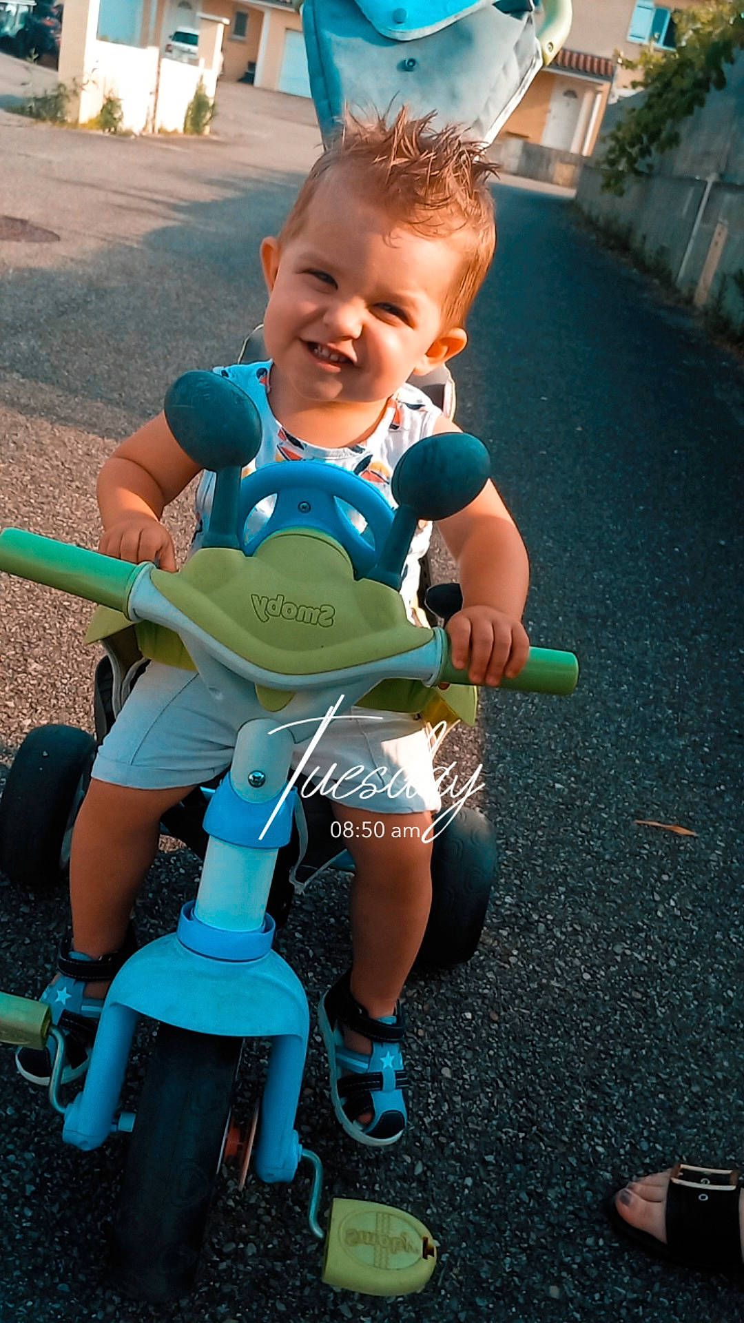 Ethan a rejoint le concours — aidez-le/la à gagner de superbes lots ! baby_toddler_clothing, child, electric_blue, fun, grass, happy, human_leg, joy, leisure, people_in_nature, person, photograph, product, recreation, riding_toy, skin, smile, snapshot, tire, toddler