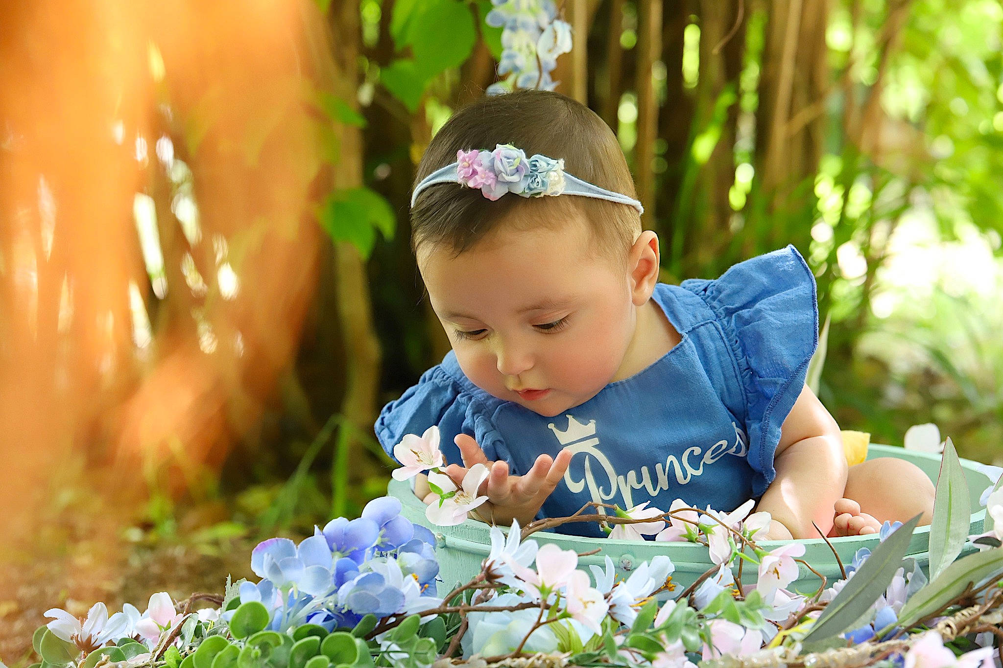 Victoria participe au concours pour gagner de l'argent avec cette photo : baby, baby_toddler_clothing, beauty, botany, child, flower, flower_arranging, flowering_plant, grass, happy, hat, headpiece, iris, leaf, people_in_nature, person, petal, plant, spring, toddler