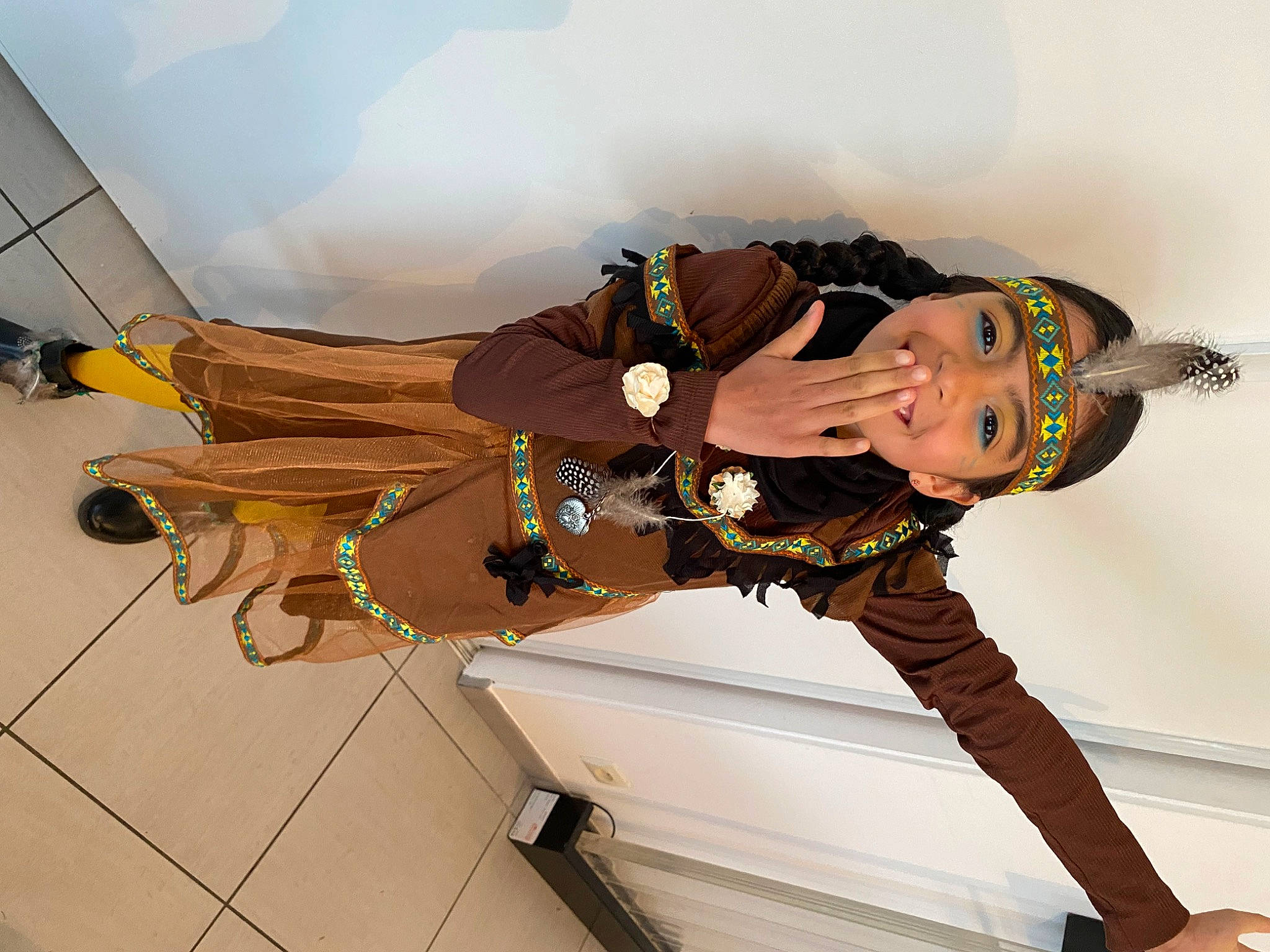 Alyssa a rejoint le concours — aidez-le/la à gagner de superbes lots ! boot, costume, fashion_design, fun, headwear, human_leg, joy, knee, person, thigh, wood, wrist