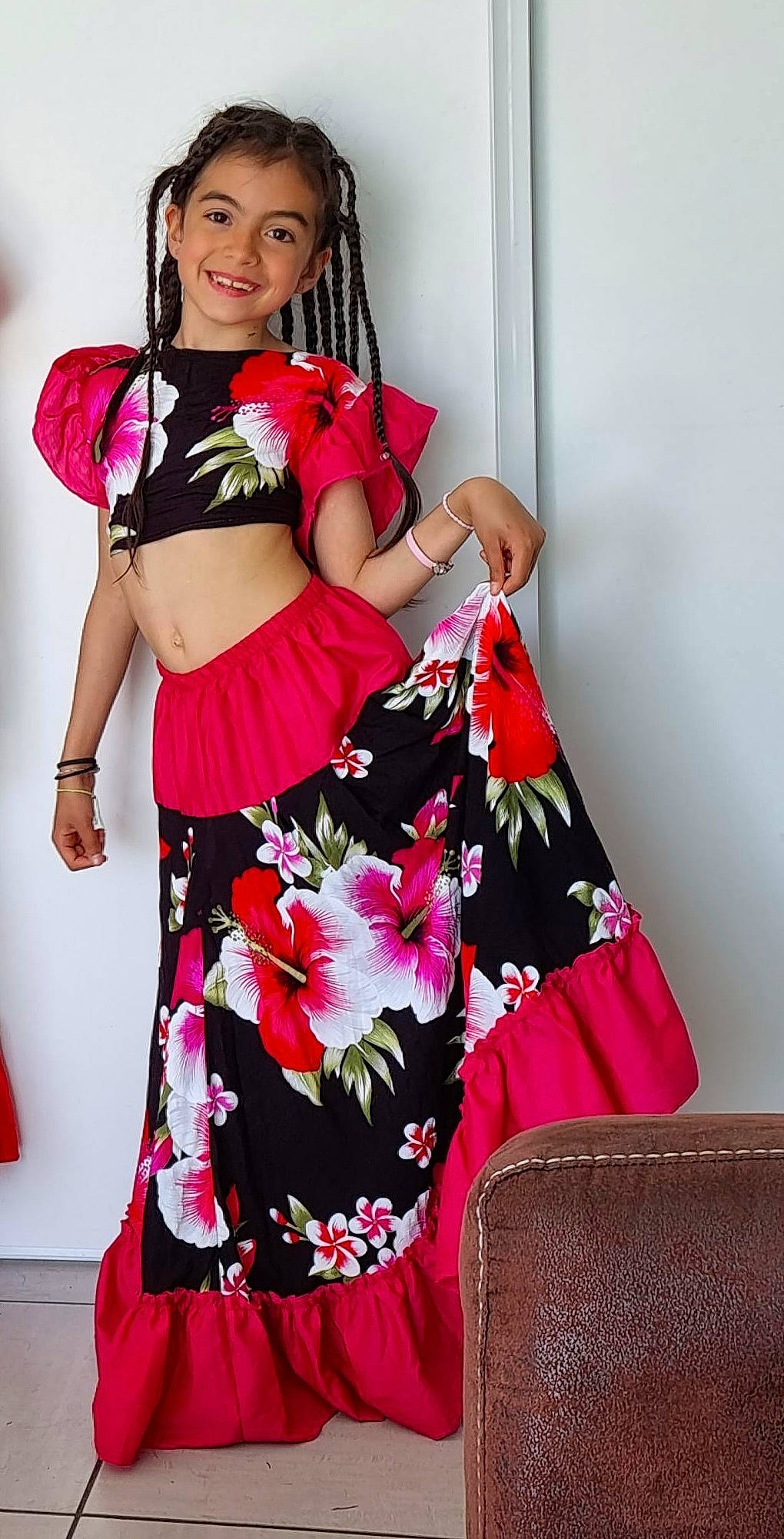 Alyssa participe au concours pour gagner de l'argent avec cette photo : abdomen, arm, belt, black_hair, clothing, event, fashion_design, human_leg, joint, joy, long_hair, magenta, navel, person, pink, shoulder, sleeve, smile, textile, thigh