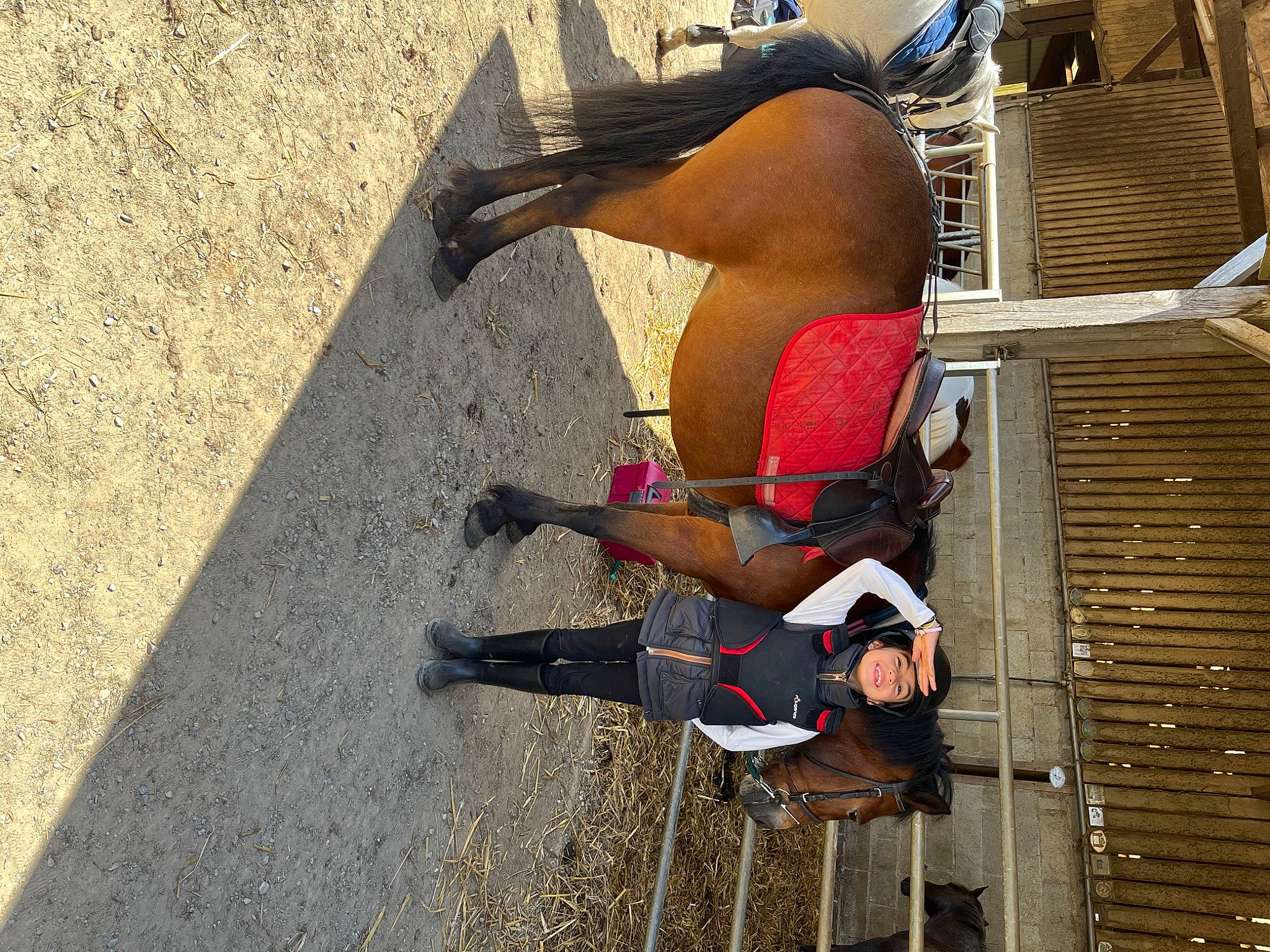 Alyssa participe au concours pour gagner de l'argent avec cette photo : adventure, asphalt, barechested, carmine, concrete, elbow, facade, fun, headwear, human_leg, joy, knee, leisure, outdoor_shoe, person, recreation, road_surface, sandal, shadow, sidewalk