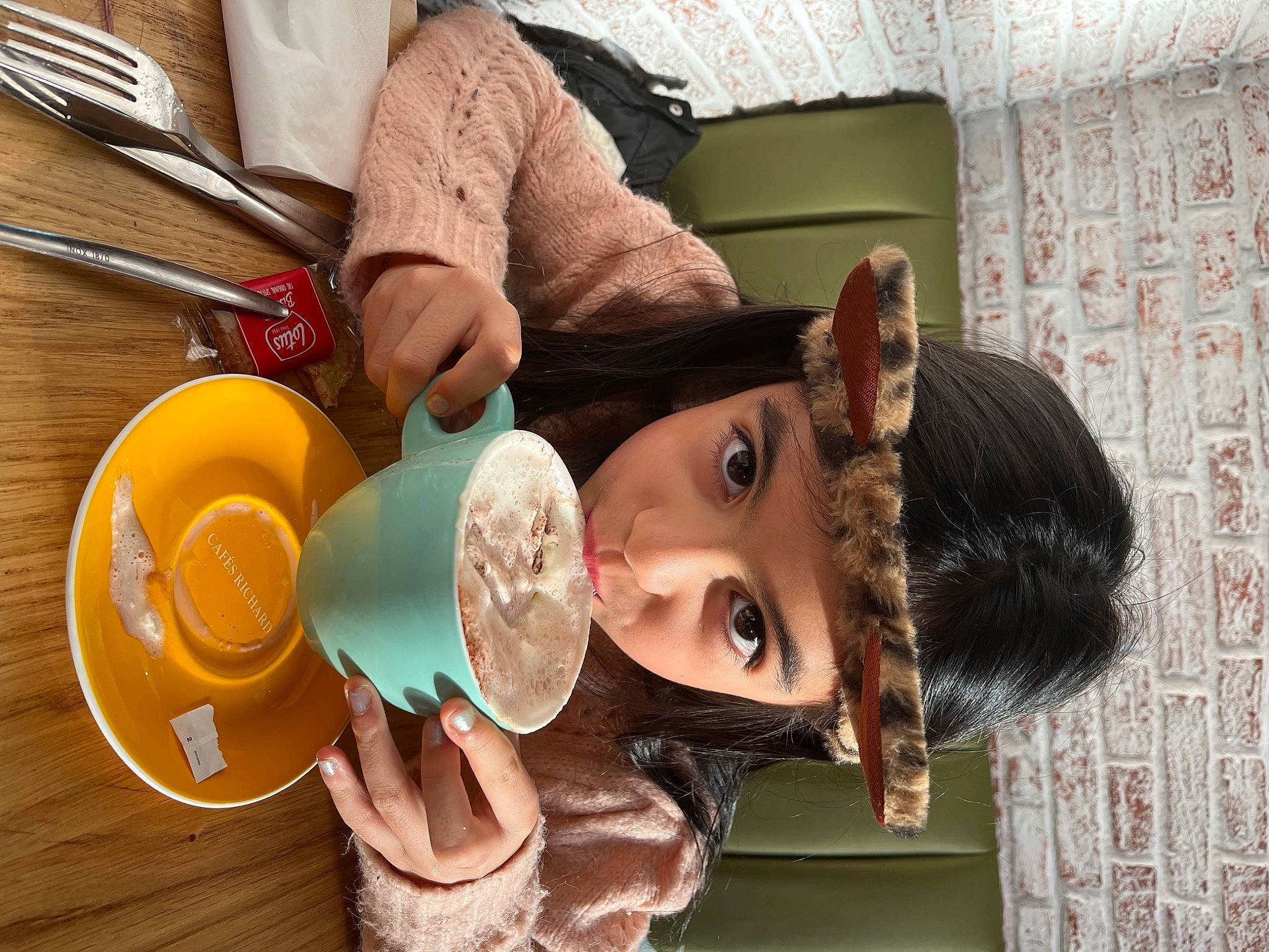 Alyssa participe au concours pour gagner de l'argent avec cette photo : baby, breakfast, child, cutlery, fashion_accessory, fork, fun, happy, hat, headgear, kitchen_utensil, party_supply, person, plate, room, selfie, sun_hat, sweetness, table, tableware