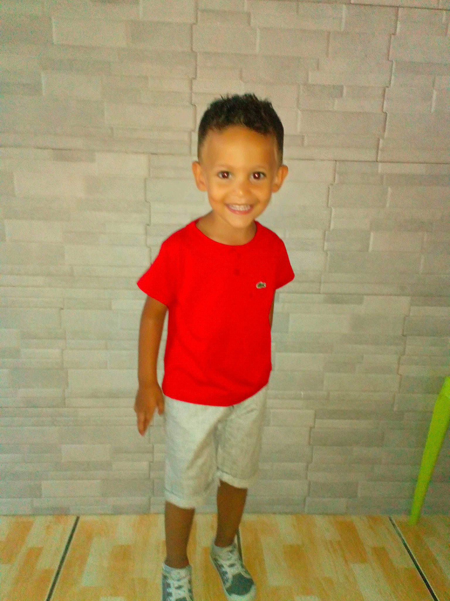 Kévan participe au concours pour gagner de l'argent avec cette photo : child, floor, joy, person, shoulder, standing, t_shirt, toddler