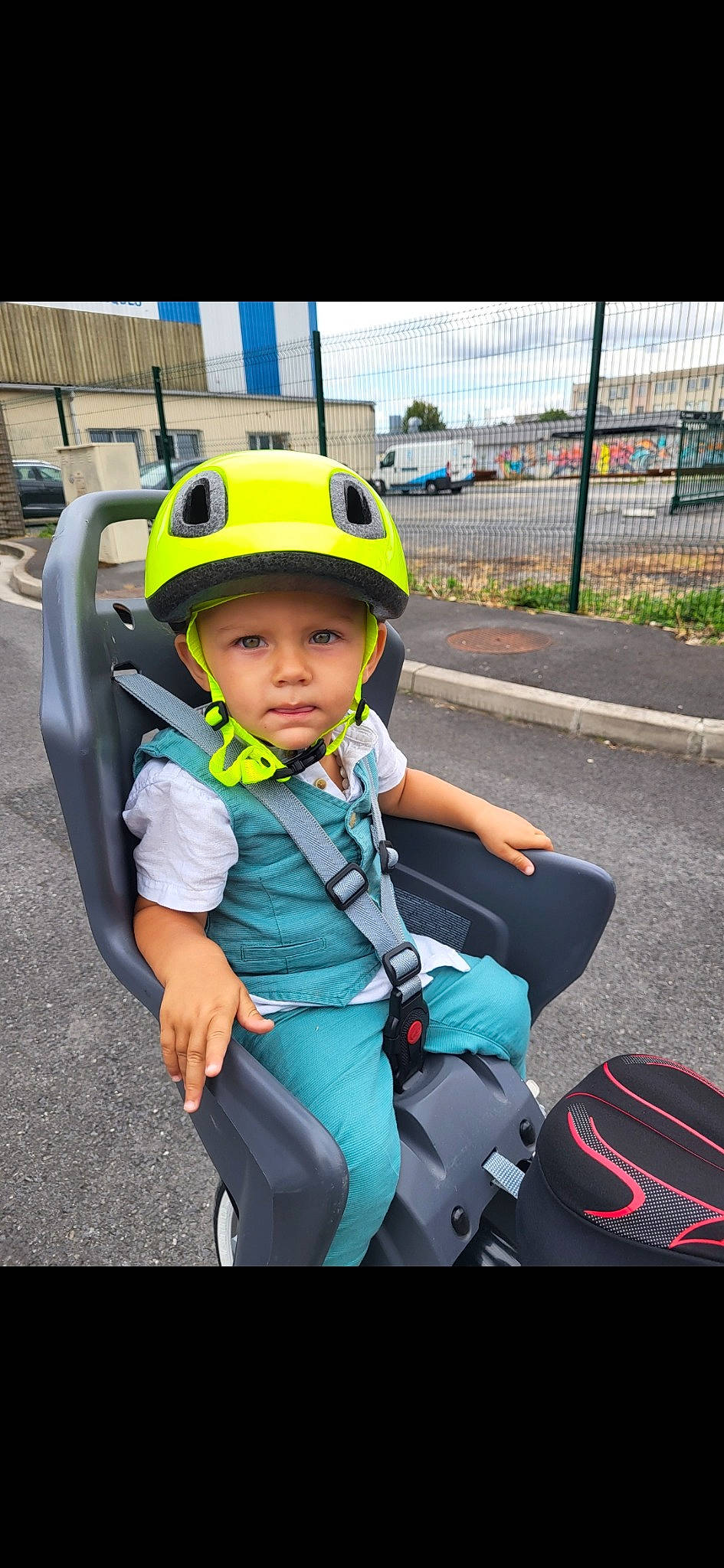 Isaïah a rejoint le concours — aidez-le/la à gagner de superbes lots ! asphalt, automotive_design, automotive_lighting, automotive_tire, baby, bicycle_helmet, bicycles_equipment_and_supplies, fun, hard_hat, headwear, helmet, motor_vehicle, motorcycle_helmet, person, personal_protective_equipment, plant, recreation, sports_equipment, sports_gear, sunglasses