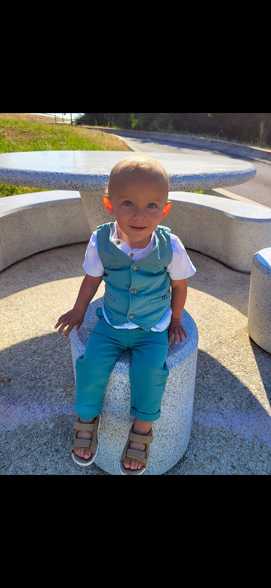 Isaïah a rejoint le concours — aidez-le/la à gagner de superbes lots ! asphalt, azure, baby_toddler_clothing, child, concrete, electric_blue, fun, grass, happy, human_leg, joy, leisure, person, play, recreation, sandal, sitting, smile, standing, t_shirt