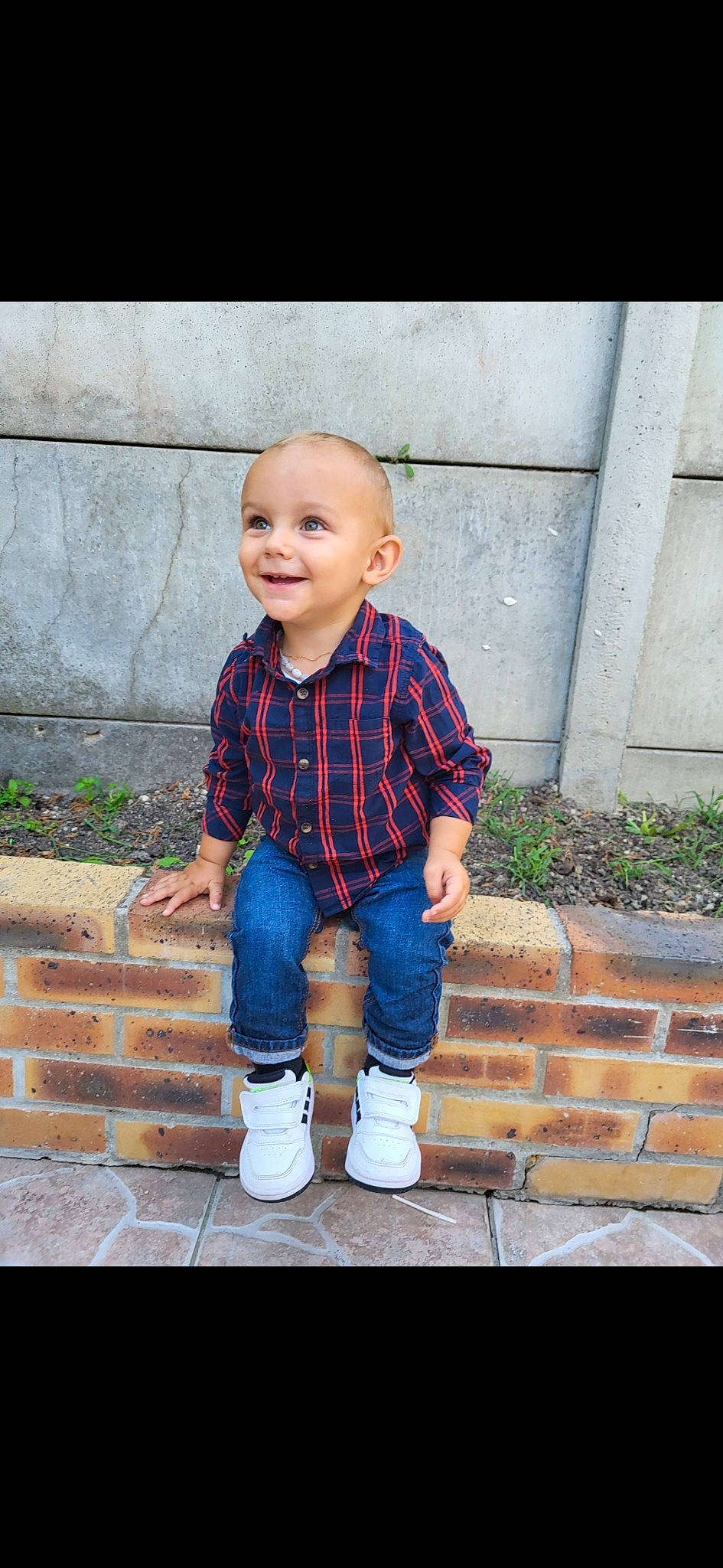 Isaïah participe au concours pour gagner de l'argent avec cette photo : baby_toddler_clothing, child, denim, dress_shirt, electric_blue, flooring, grass, hand, happy, jeans, joy, knee, outerwear, pattern, person, plaid, plant, sleeve, smile, tartan