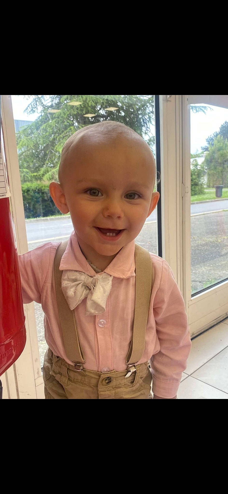 Isaïah participe au concours pour gagner de l'argent avec cette photo : baby, baby_toddler_clothing, blond, child, dress_shirt, facial_expression, finger, formal_wear, fun, gesture, happy, joy, person, plant, sleeve, smile, standing, tie, toddler, tree