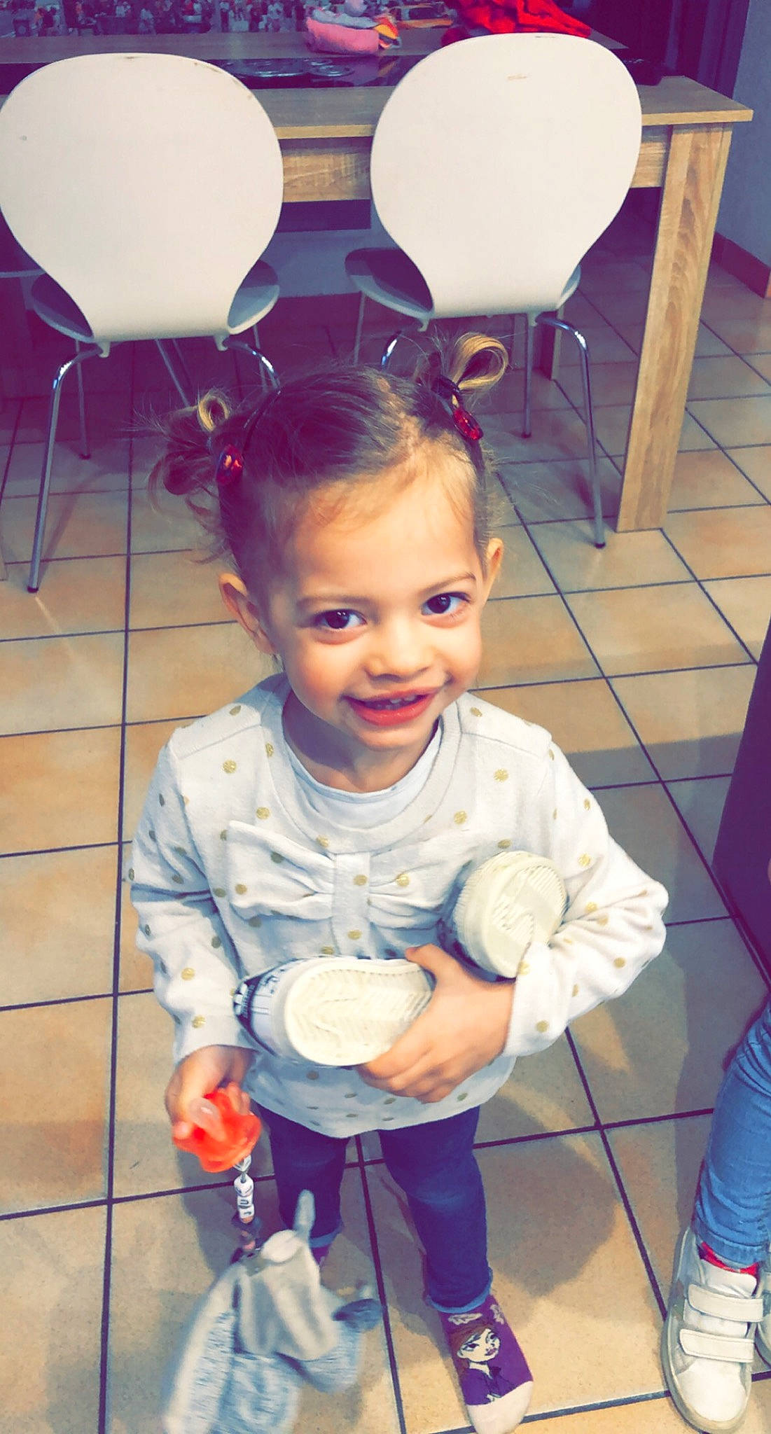 Julia participe au concours pour gagner de l'argent avec cette photo : baby_toddler_clothing, blue, cheek, face, facial_expression, fun, hair, hairstyle, happy, head, human, iris, joy, mouth, organ, person, purple, skin, sleeve, smile