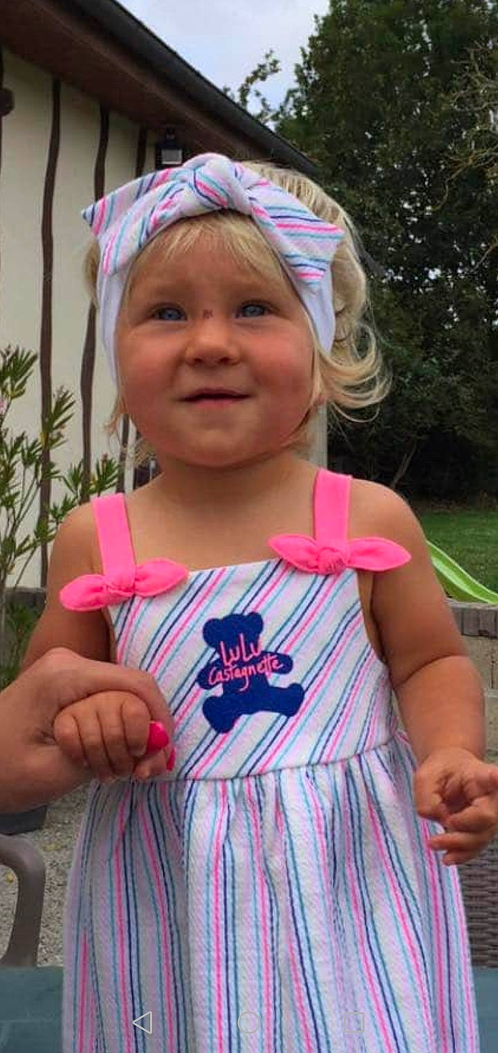 Lou participe au concours pour gagner de l'argent avec cette photo : baby_toddler_clothing, child, clothing, fashion_accessory, hair_accessory, head, headband, headgear, headwear, joy, person, pink, smile, toddler