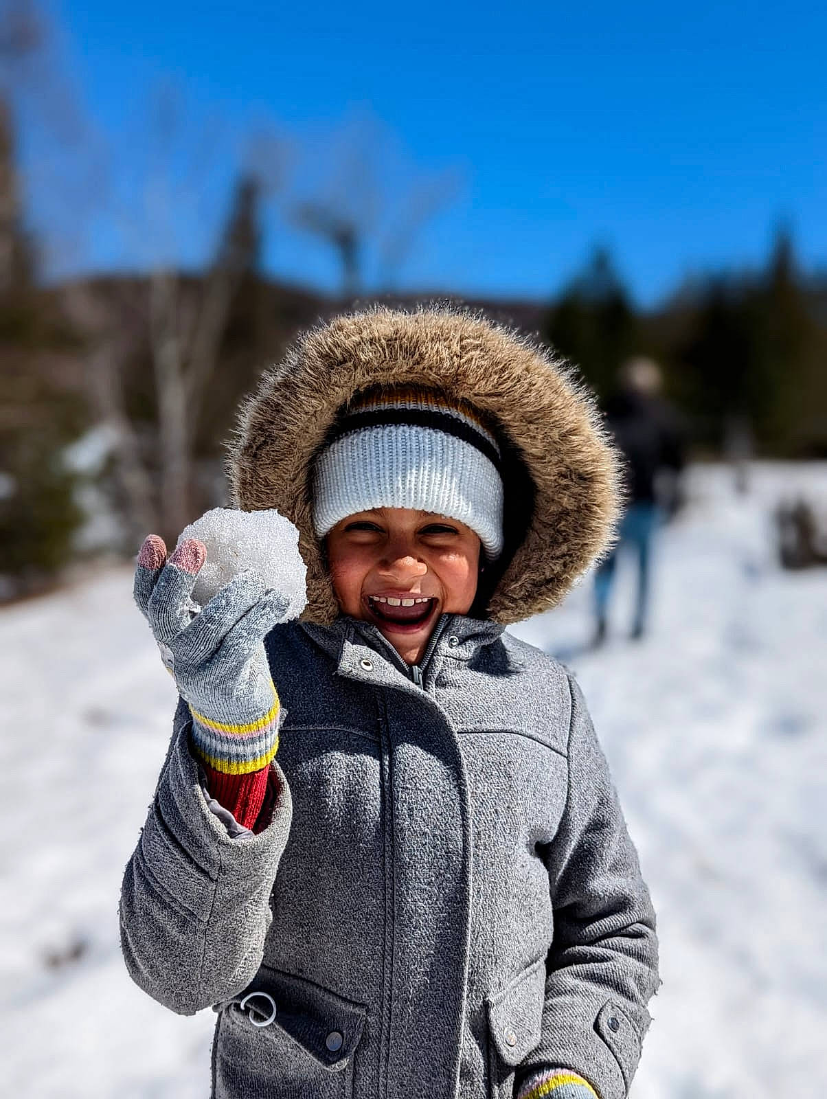 Flora participe au concours pour gagner de l'argent avec cette photo : freezing, frost, fun, gesture, glove, happy, headgear, headwear, ice_cap, jacket, joy, landscape, leisure, outerwear, person, recreation, ski_equipment, sky, smile, snow