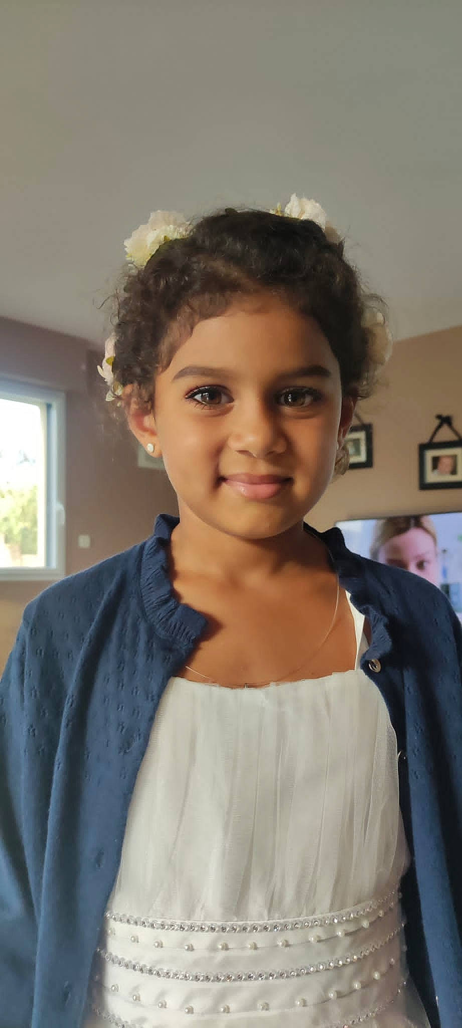 Flora a rejoint le concours — aidez-le/la à gagner de superbes lots ! chin, cool, eyebrow, facial_expression, fashion_design, flash_photography, forehead, formal_wear, hair, happy, head, iris, jewellery, joy, lip, outerwear, person, ringlet, shoulder, sleeve