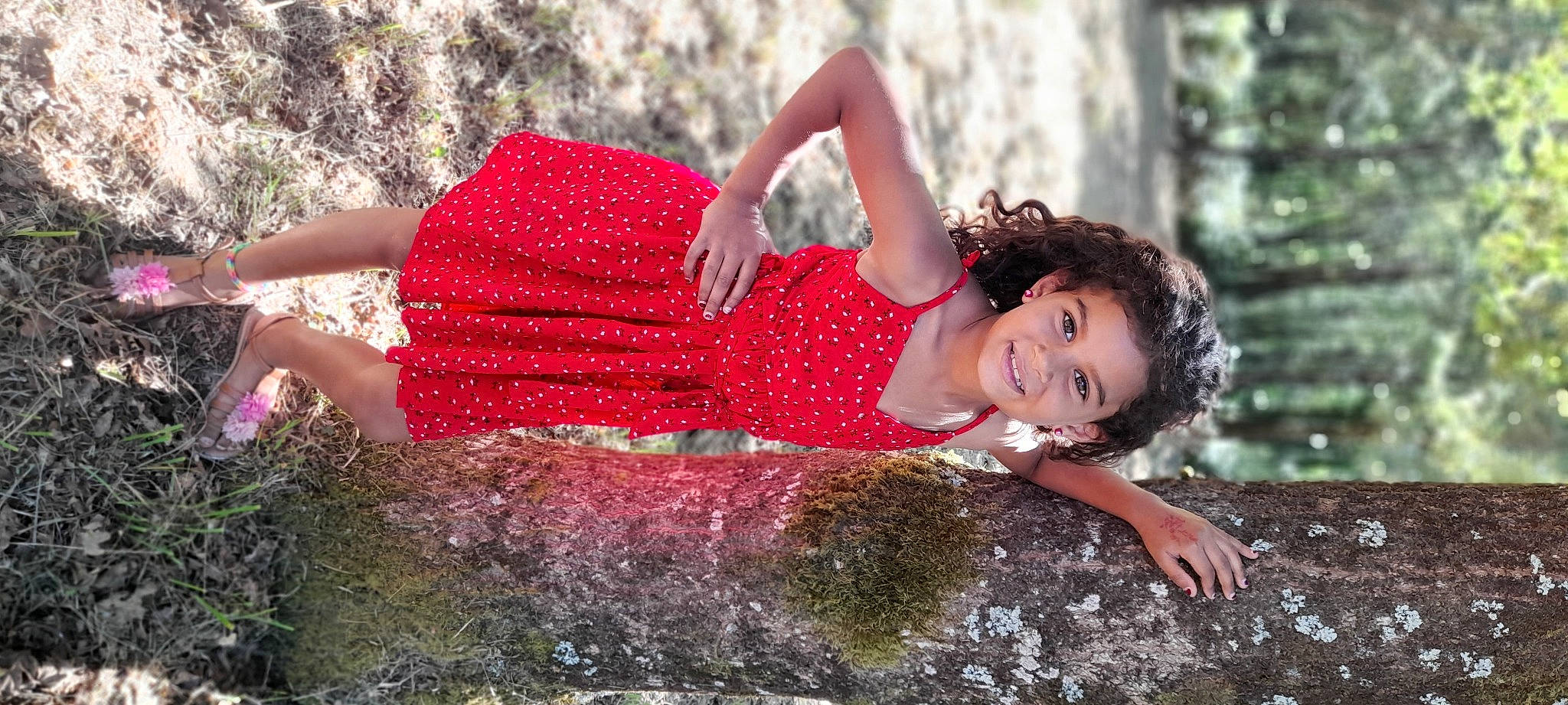 Flora a rejoint le concours — aidez-le/la à gagner de superbes lots ! black_hair, dress, flash_photography, fun, grass, happy, human_body, joint, joy, leaf, leisure, lip, natural_environment, people_in_nature, person, pink, plant, skin, smile, summer